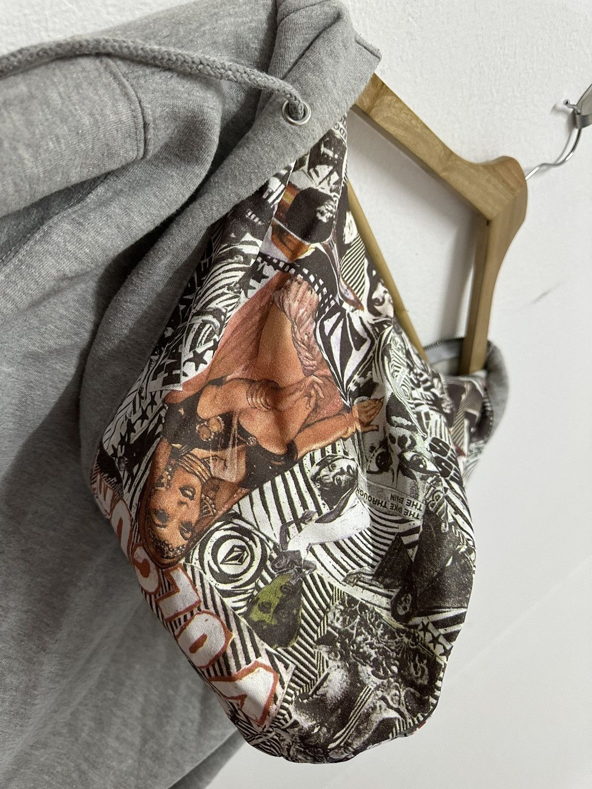 Japanese Brand × Vintage × Volcom Vintage Volcom Don’t Be Like Hamburger Big Logo Hoodie Size US M / EU 48-50 / 2 - 12 Thumbnail