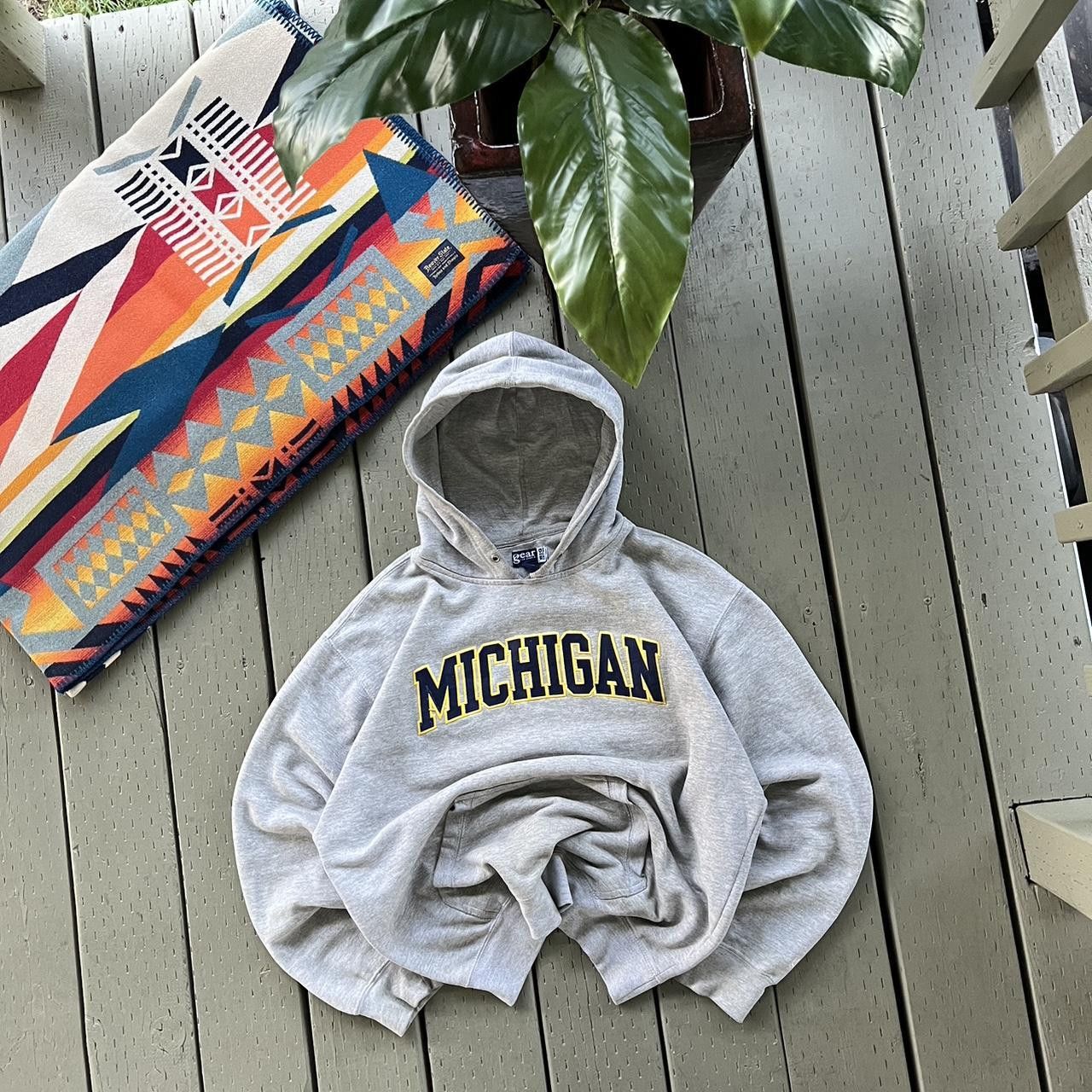 Vintage Vintage 90's Michigan Wolverines Sweatshirts Size US L / EU 52-54 / 3 - 1 Thumbnail