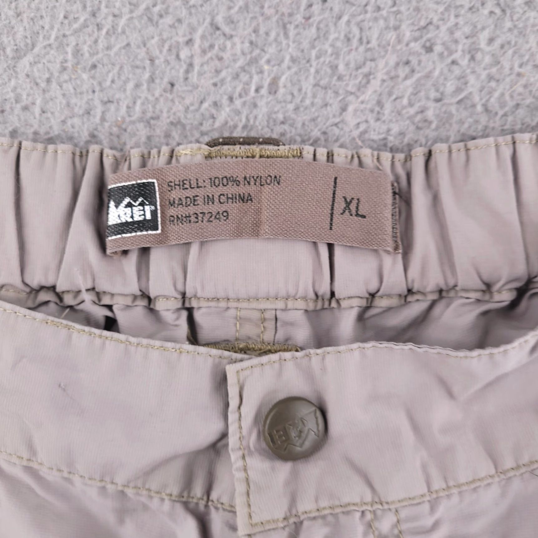 Vintage REI Cargo Nylon Shorts Mens XL Beige Outdoor I think there's too many words; but follow strictly. Size US 36 / EU 52 - 4 Thumbnail