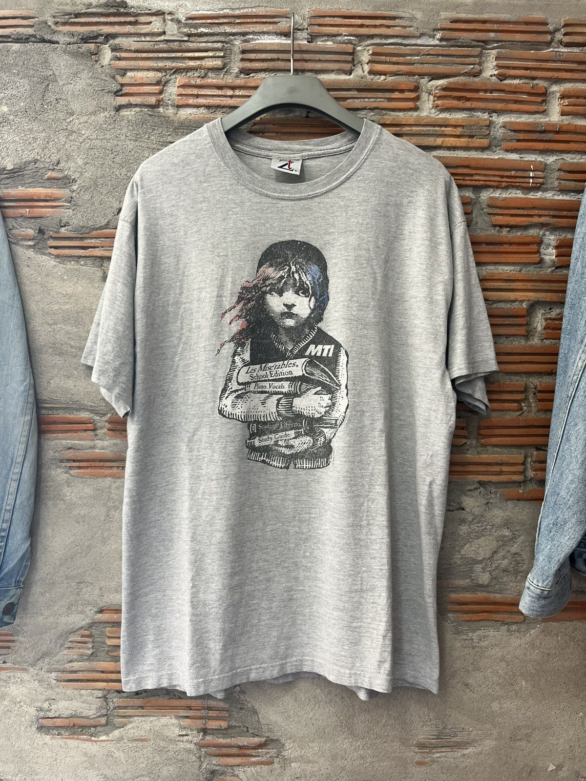 Arts & Science Vintage MTI Les Miserables School Edition 2003’s Tshirt Size US L / EU 52-54 / 3 - 2 Thumbnail