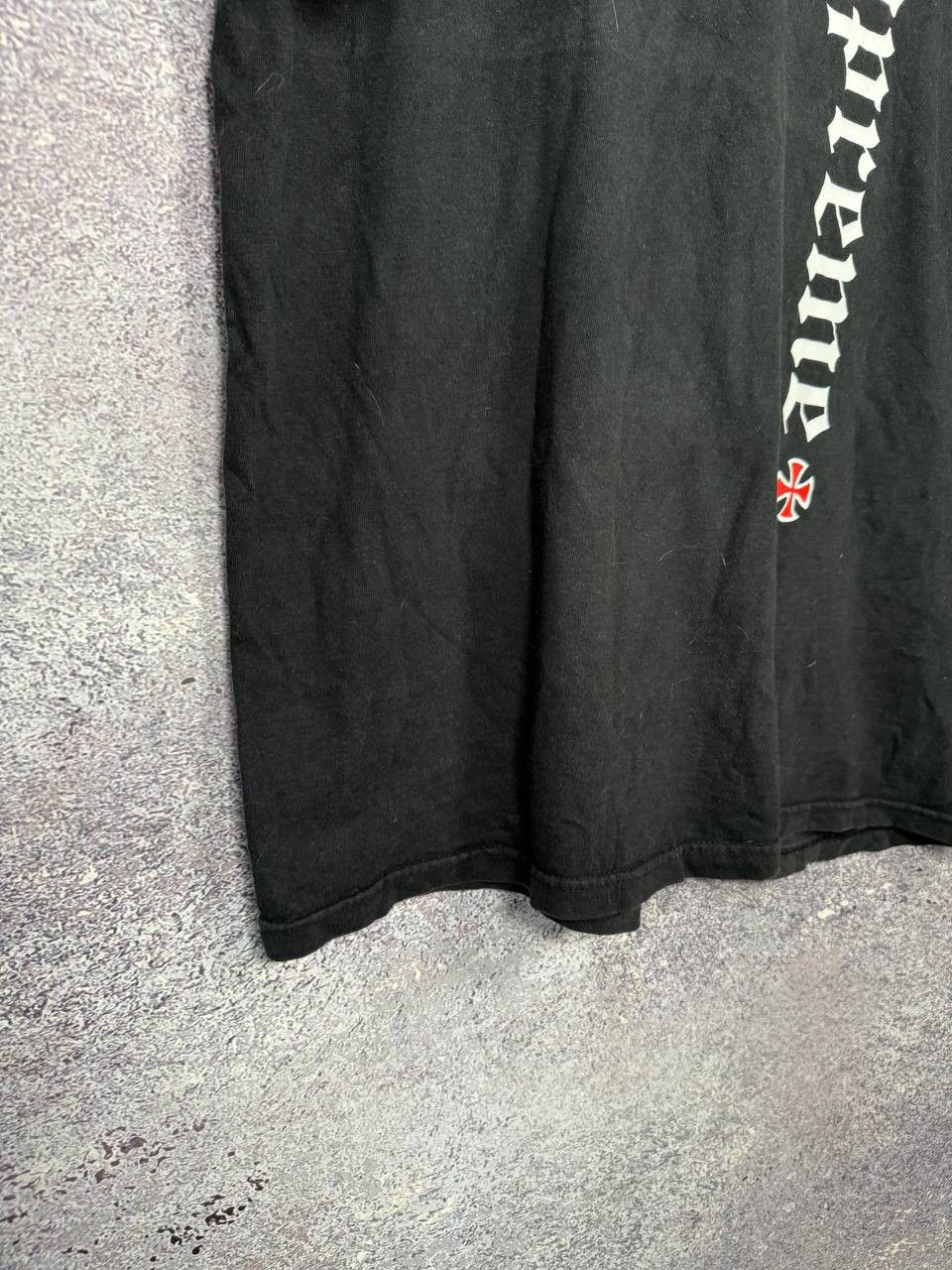 Independent Truck Co. × Supreme T-Shirt FW17 Supreme x Independent Old English Nera Taglia Size US M / EU 48-50 / 2 - 5 Thumbnail
