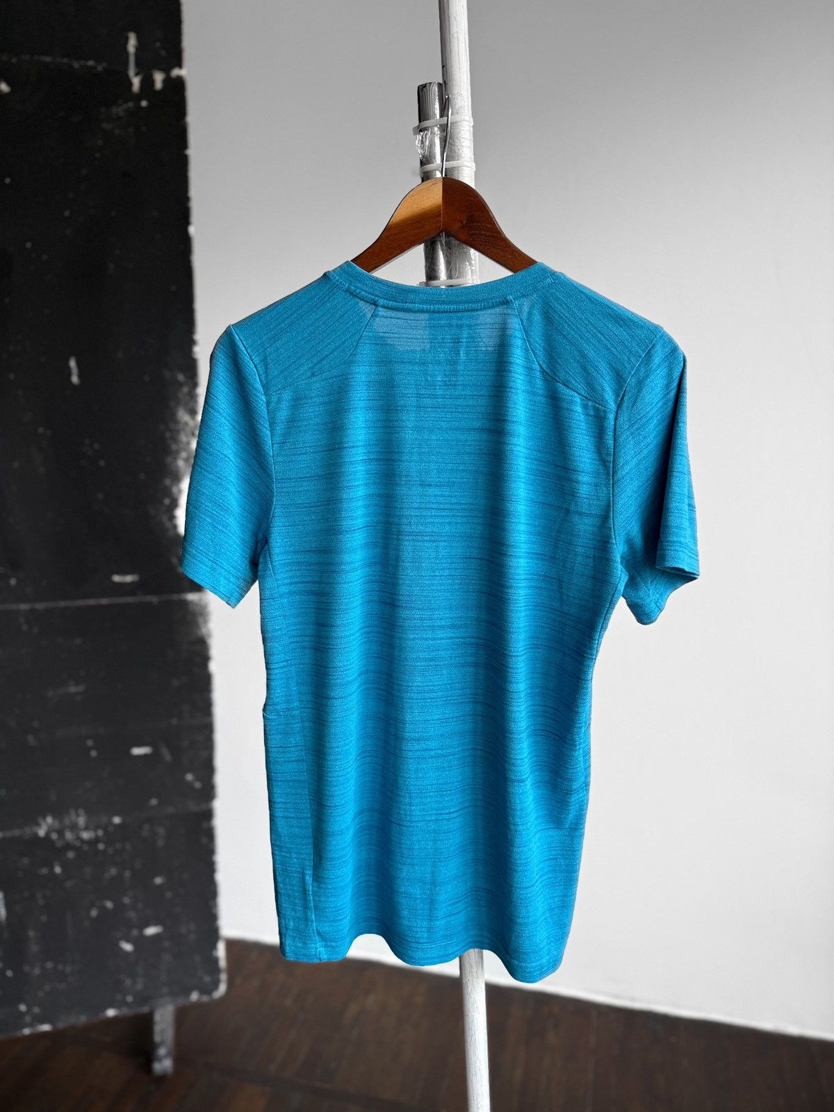Nike Nike Mens Blue Dri-FIT Training Running T-Shirt Red Swoosh Size US S / EU 44-46 / 1 - 2 Thumbnail
