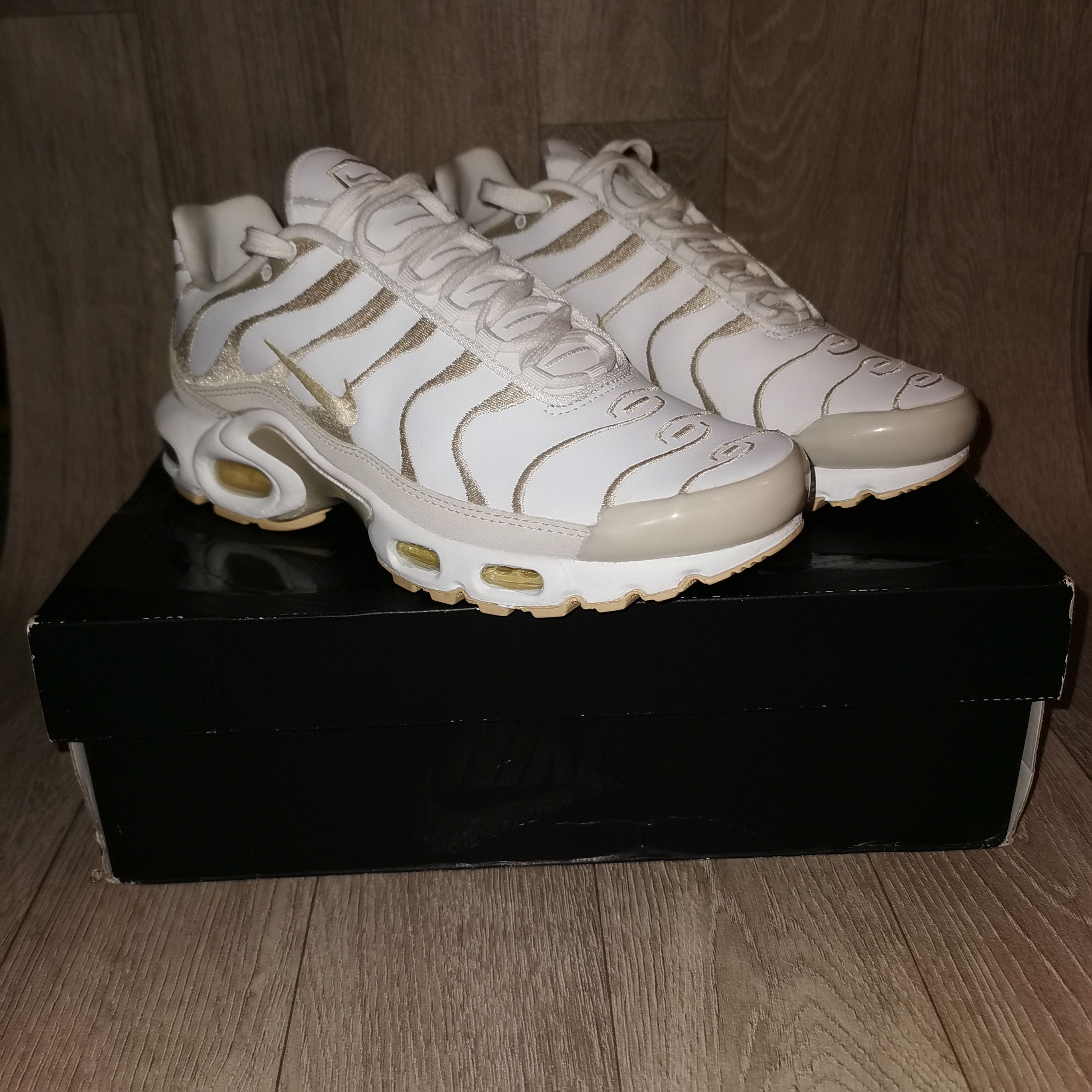 Nike W nike tn AIR MAX PLUS PRM, SUMMIT WHITE /PALE VANILLA Size US 7.5 / IT 37.5 - 6 Thumbnail
