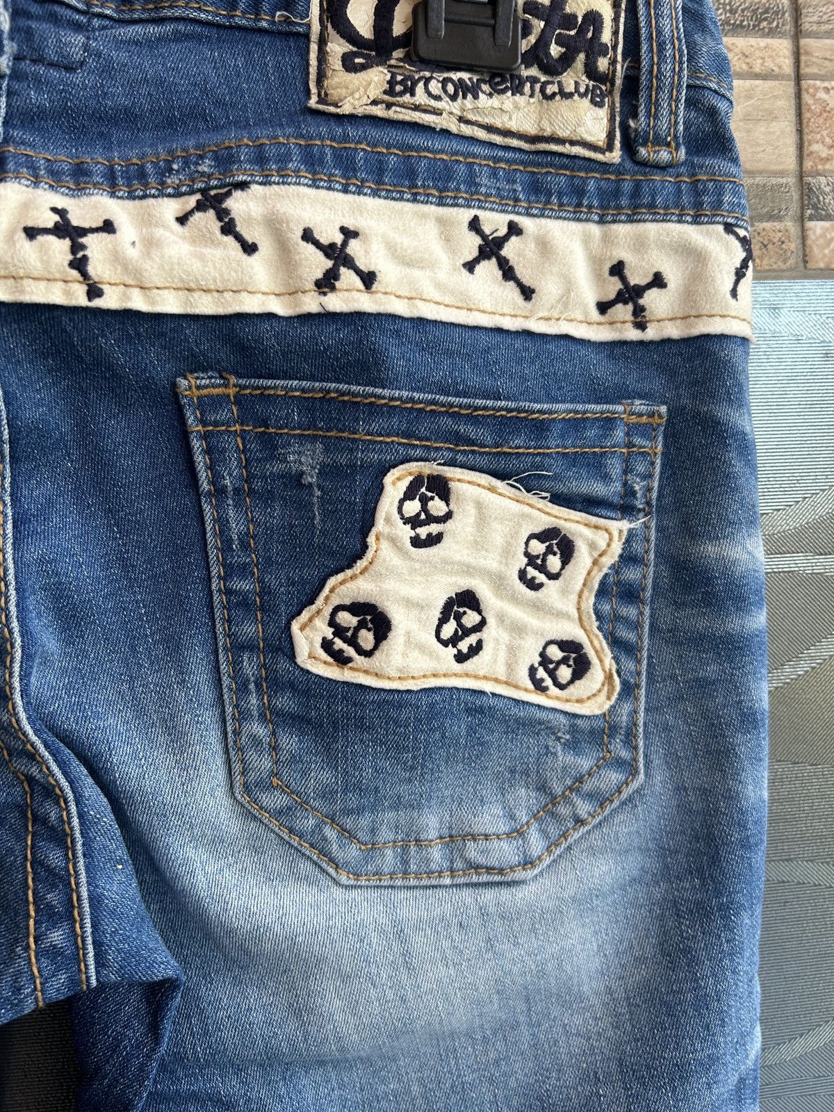 Japanese Brand Distressed Yoshitomo Nara X Lolita Cross Low Rise Jeans Size US 29 - 12 Thumbnail