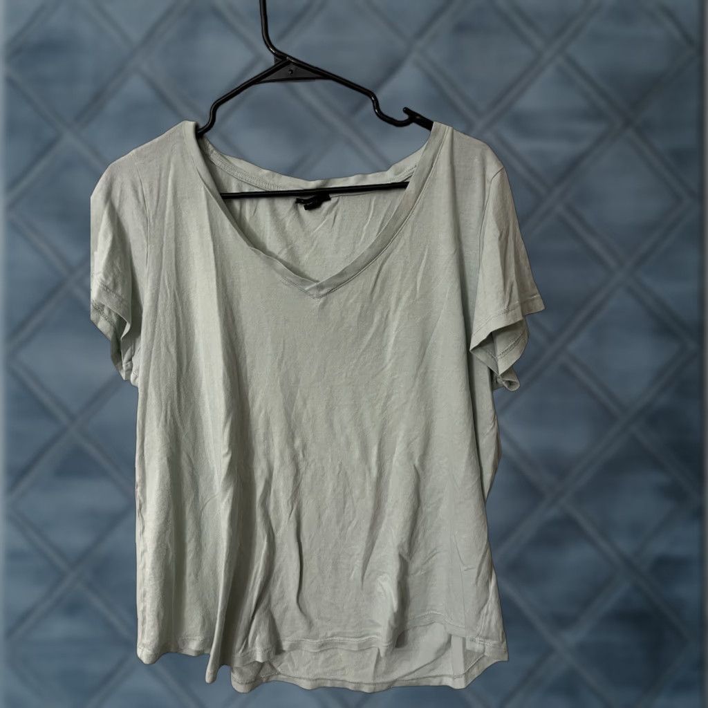 Torrid Torrid T Shirt V-Neck Short Sleeve 1X Green Womens Plus Size Torrid Reg Fit Maroon T Shirt Size XL / US 12-14 / IT 48-50 - 1 Thumbnail