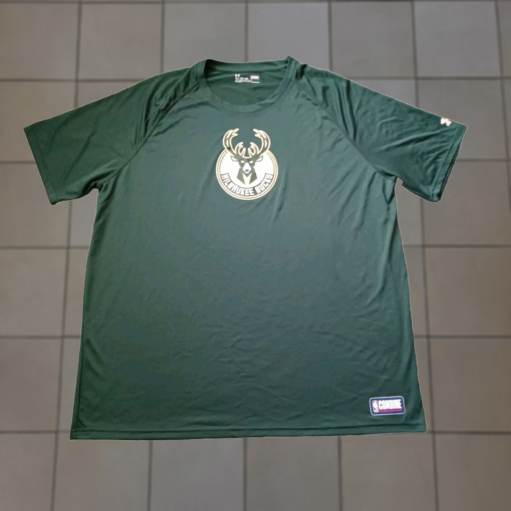 Under Armour Under Armour Milwaukee Bucks T Shirt Mens XXXL 3XL Green HeatGear NBA Crew Neck Short Sleeve Shirt Mens Green NBA HeatGear Logo Size US XXL / EU 58 / 5 - 1 Thumbnail