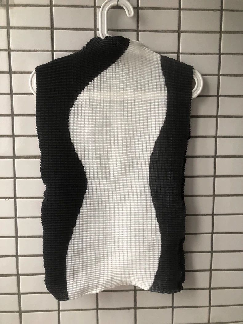 Issey Miyake Issey Miyake size:2 Black and white mainline vest Size S / US 4 / IT 40 - 2 Thumbnail
