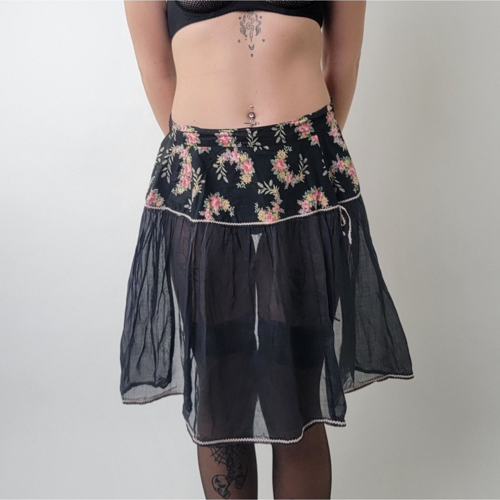 Vintage Vtg 50s / 60s Chiffon Lace Floral Black Kitchen Apron Size ONE SIZE - 1 Thumbnail