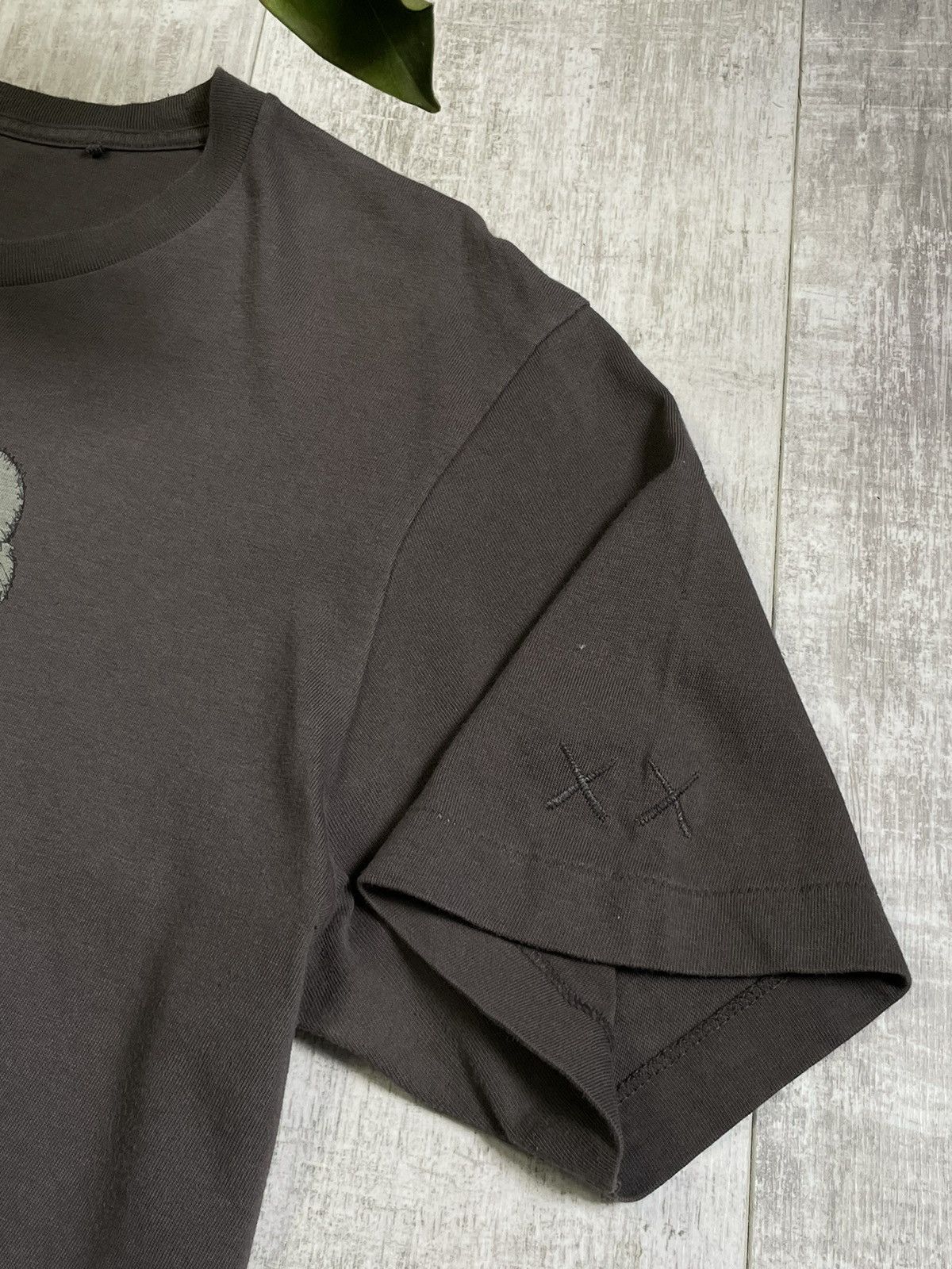 Kaws × Uniqlo Uniqlo x Kaws T-Shirt Brown Logo RARE Size US L / EU 52-54 / 3 - 5 Thumbnail