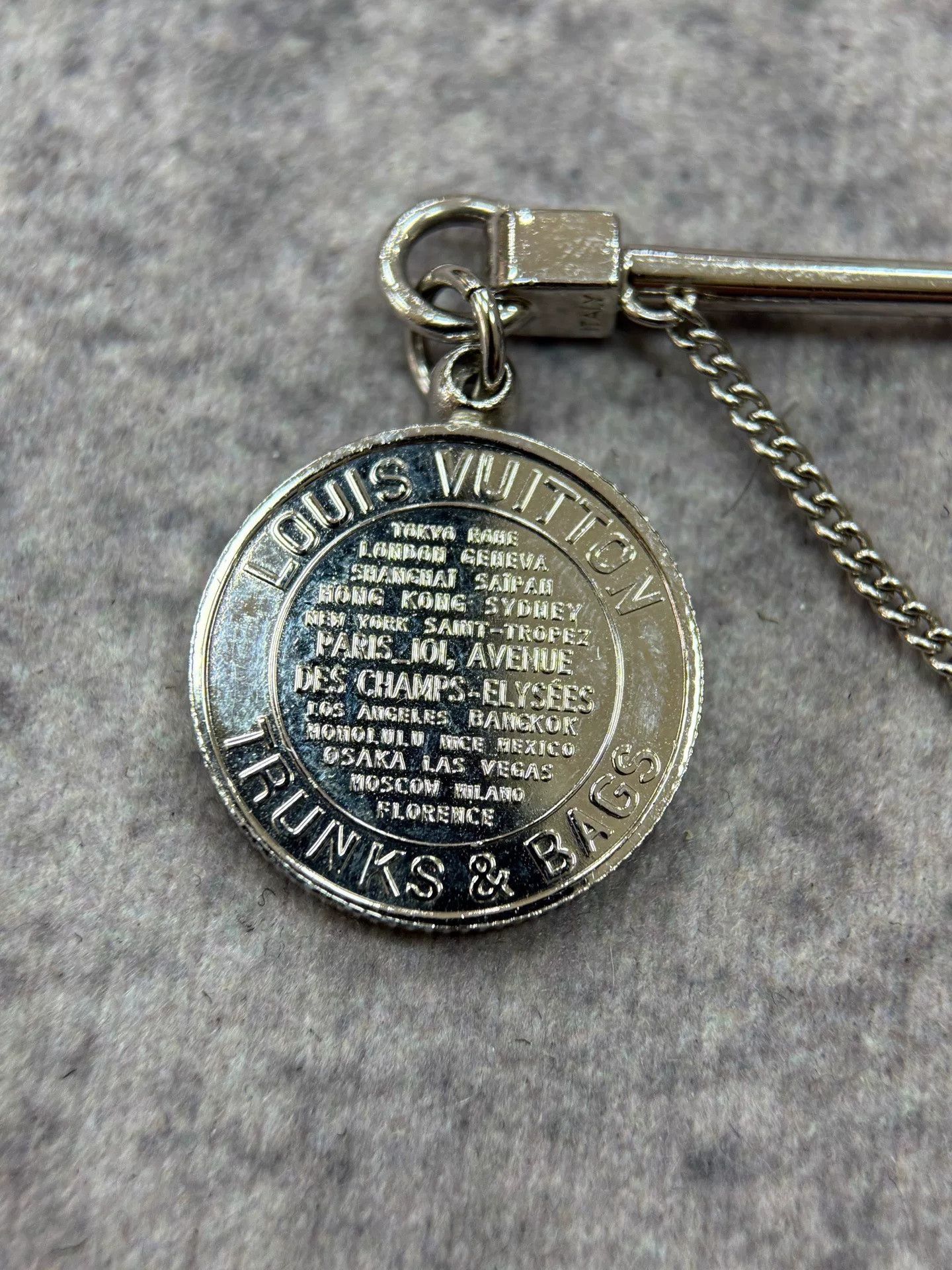 Louis Vuitton LV Brooch Size ONE SIZE - 2 Thumbnail