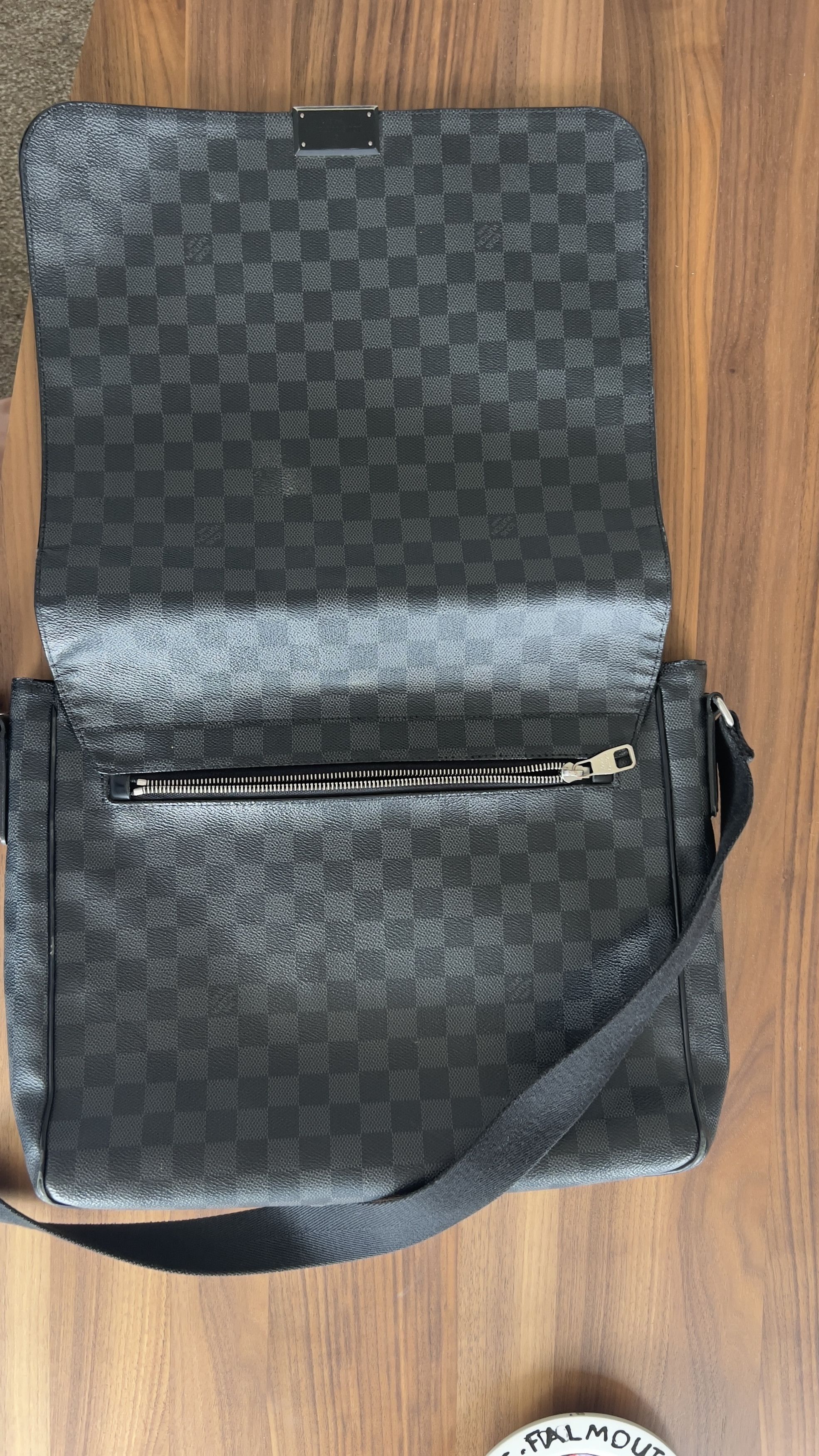 Louis Vuitton Louis Vuitton Damier Graphite District GM Messenger Bag Size ONE SIZE - 4 Thumbnail