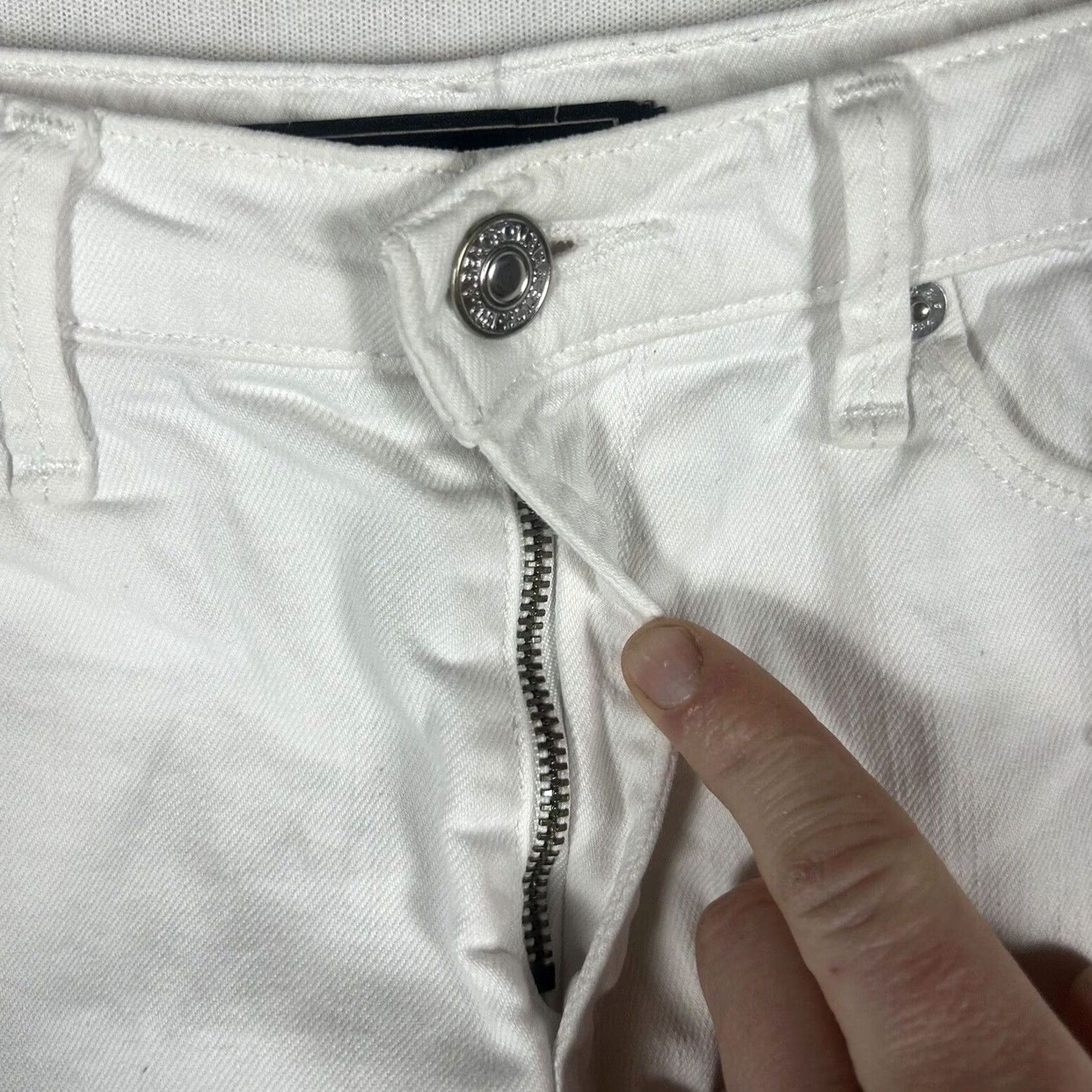 Abercrombie & Fitch Abercrombie & Fitch White Denim Shorts Size 24 A&F Stretch Mid Rise Cut-Off Womens Jeans Short Shorts Women White Denim Shorts 24 Mens? No, Womens Size 42" / US 20 - 2 Thumbnail