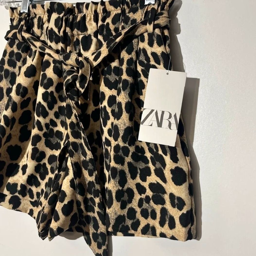 Zara VINTAGE? NWT Zara High Waisted Paper Bag Leopard Print Skirt Women XS Black Mini Skirt Women XS Size 26" / US 2 / IT 38 - 2 Thumbnail
