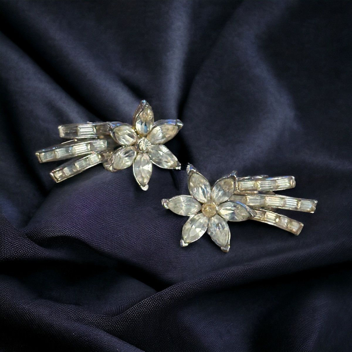 Vintage Vintage Coro clip on rhinestone flower earrings Size ONE SIZE - 1 Thumbnail