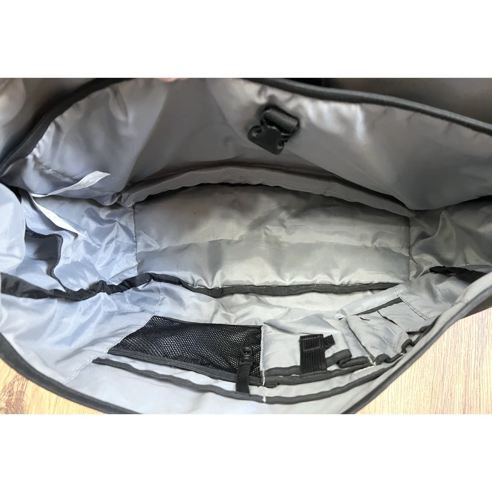 Patagonia Patagonia Messenger Bag Reflective 16” x 12.5” x 5.5” Black 11782 Unisex Adults Medium Polyester Nylon Handle/Strap Pockets Organizer Inner Dividers Size ONE SIZE - 7 Thumbnail