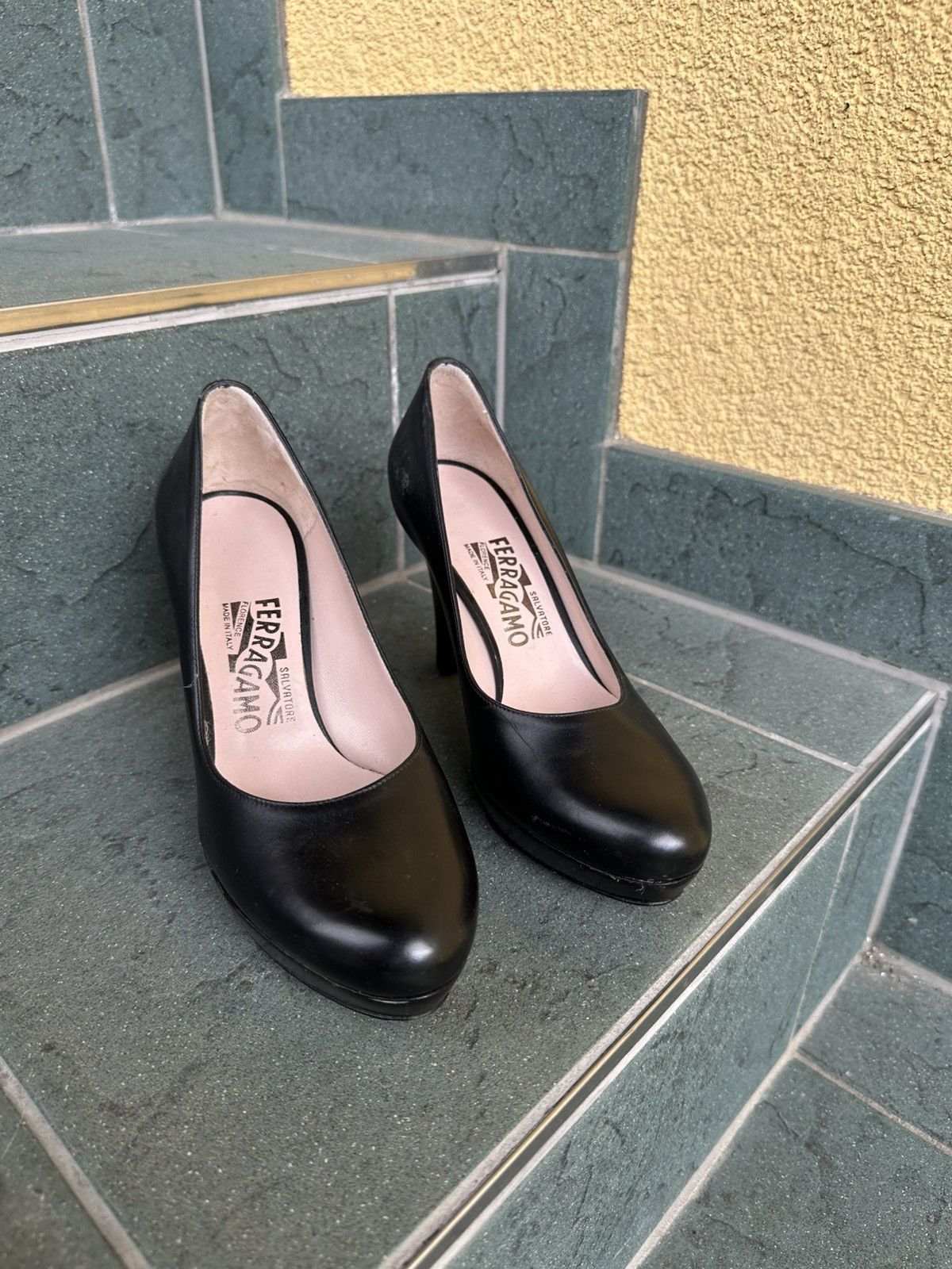 Salvatore Ferragamo Salvatore Ferragamo Heels Pumps Black Leather 5.5 size 36 Size US 5.5 / IT 35.5 - 2 Thumbnail