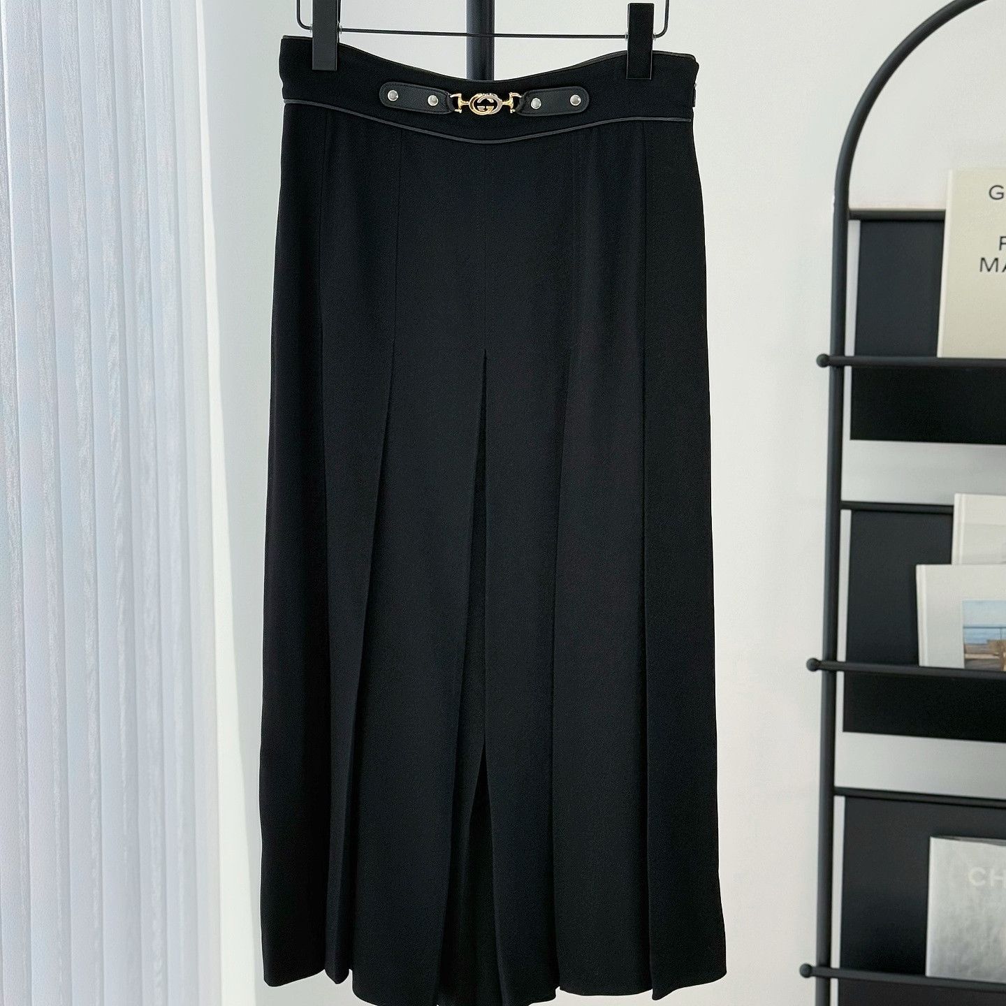 Gucci Gucci Horsebit Belt Pleated Midi Skirt Size 40 Size 27" / US 4 / IT 40 - 1 Thumbnail