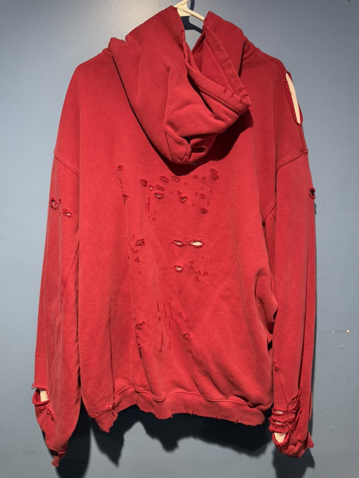 Balenciaga BALENCIAGA Distressed Red Hoodie SIZE MEDIUM Size US M / EU 48-50 / 2 - 2 Thumbnail