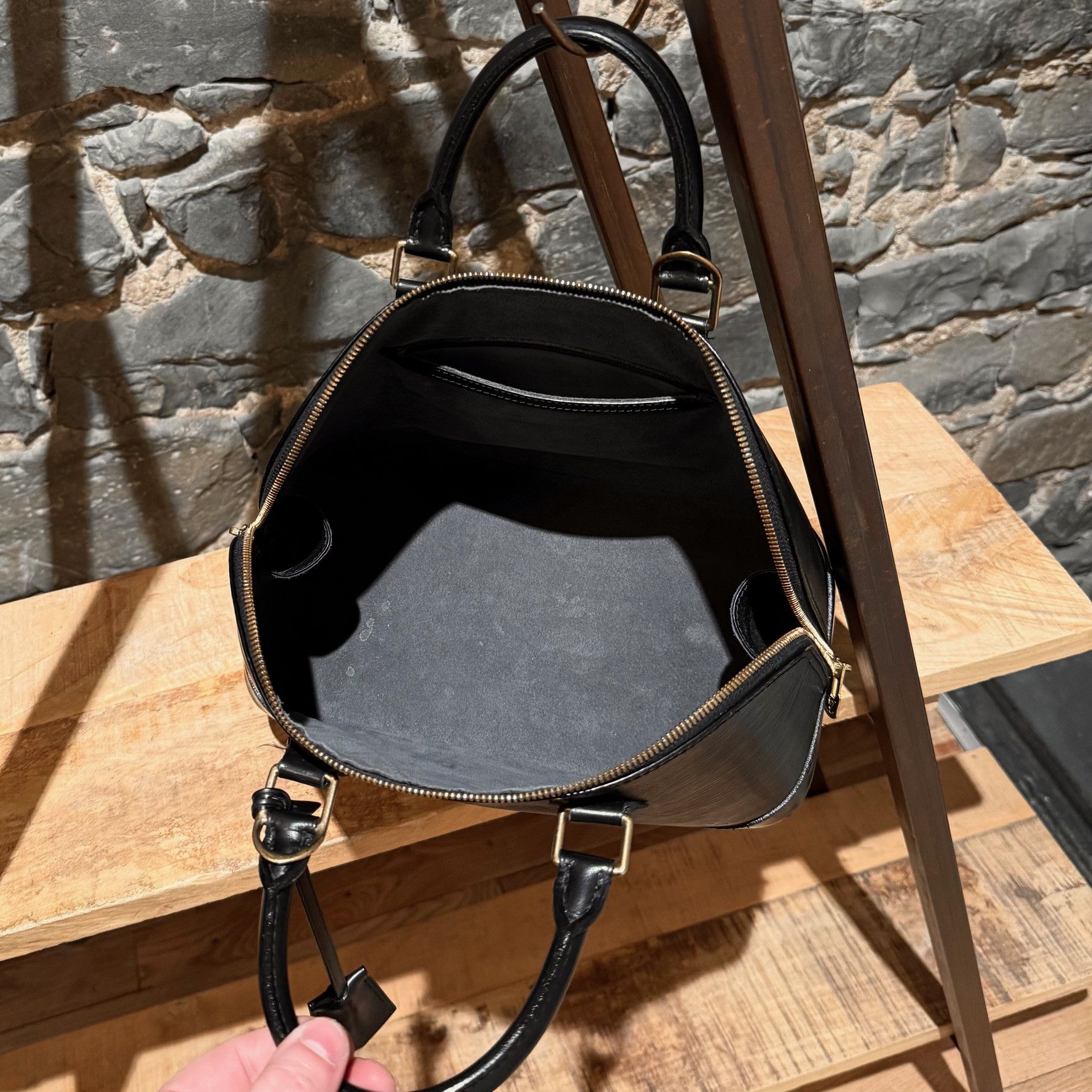 Louis Vuitton Louis Vuitton Vintage 1996 Black Epi Alma MM Handbag Size ONE SIZE - 20 Thumbnail