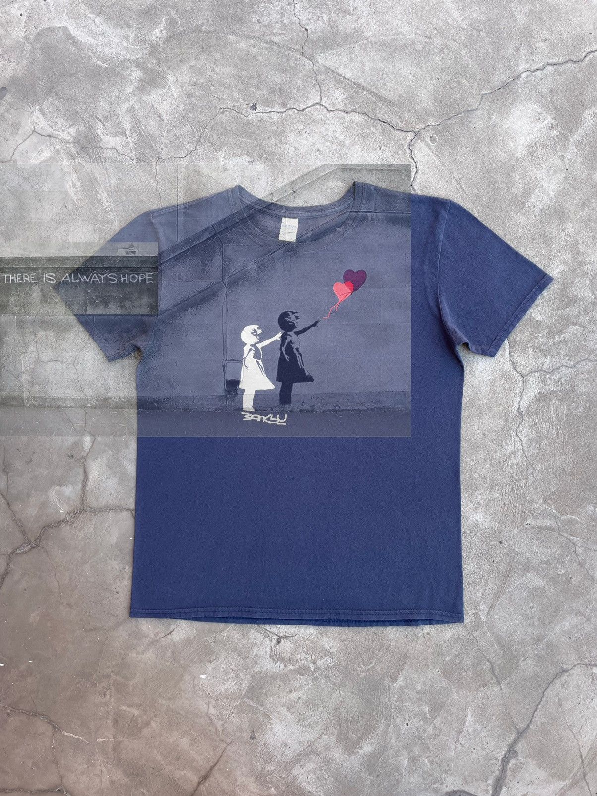 Gildan Banksy’s Girl w/ Balloon, Unknown Version. A T-Shirt Size US L / EU 52-54 / 3 - 1 Thumbnail