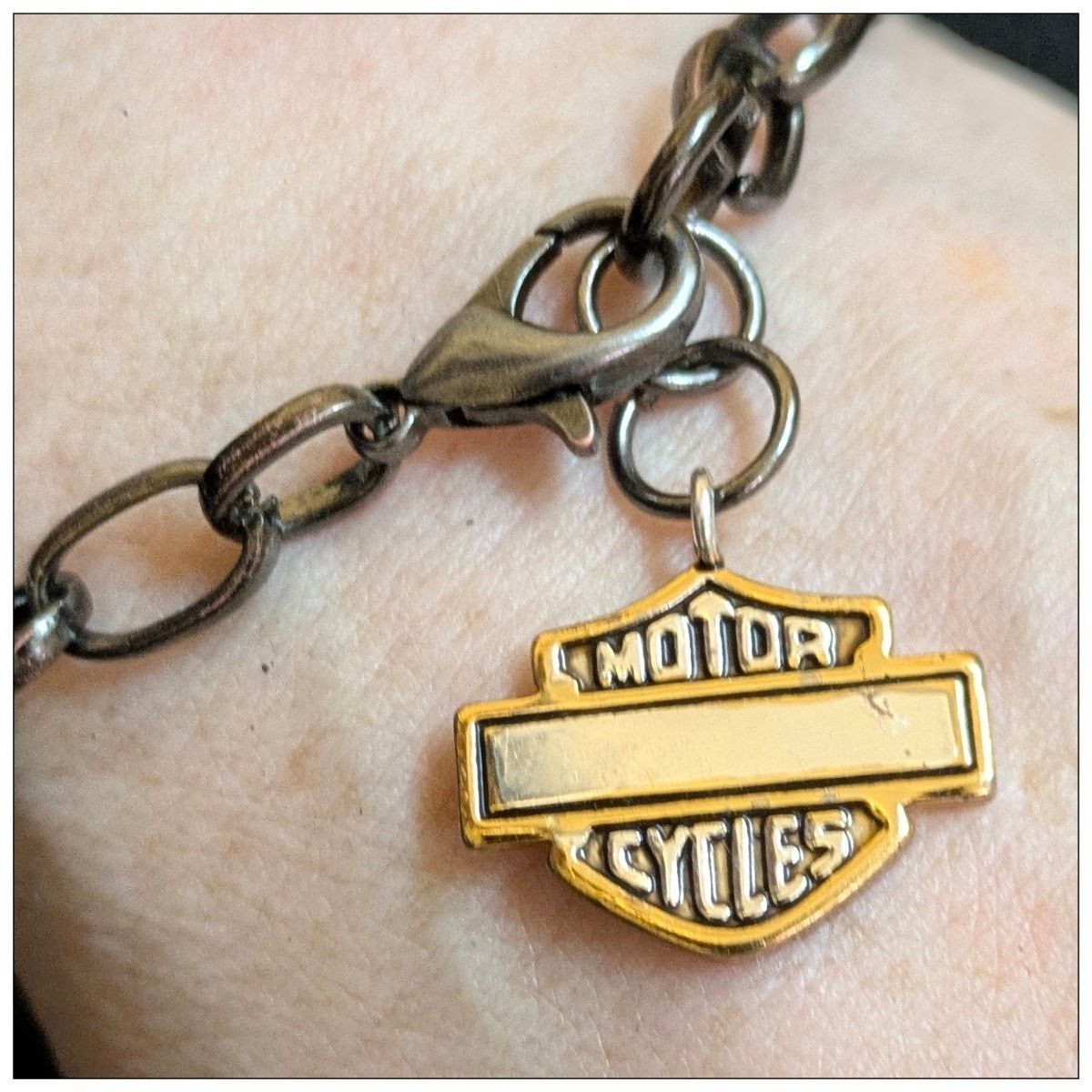 Harley Davidson New HARLEY DAVIDSON 2 Tone Bar & Shield Charm Bracelet Size ONE SIZE - 1 Thumbnail