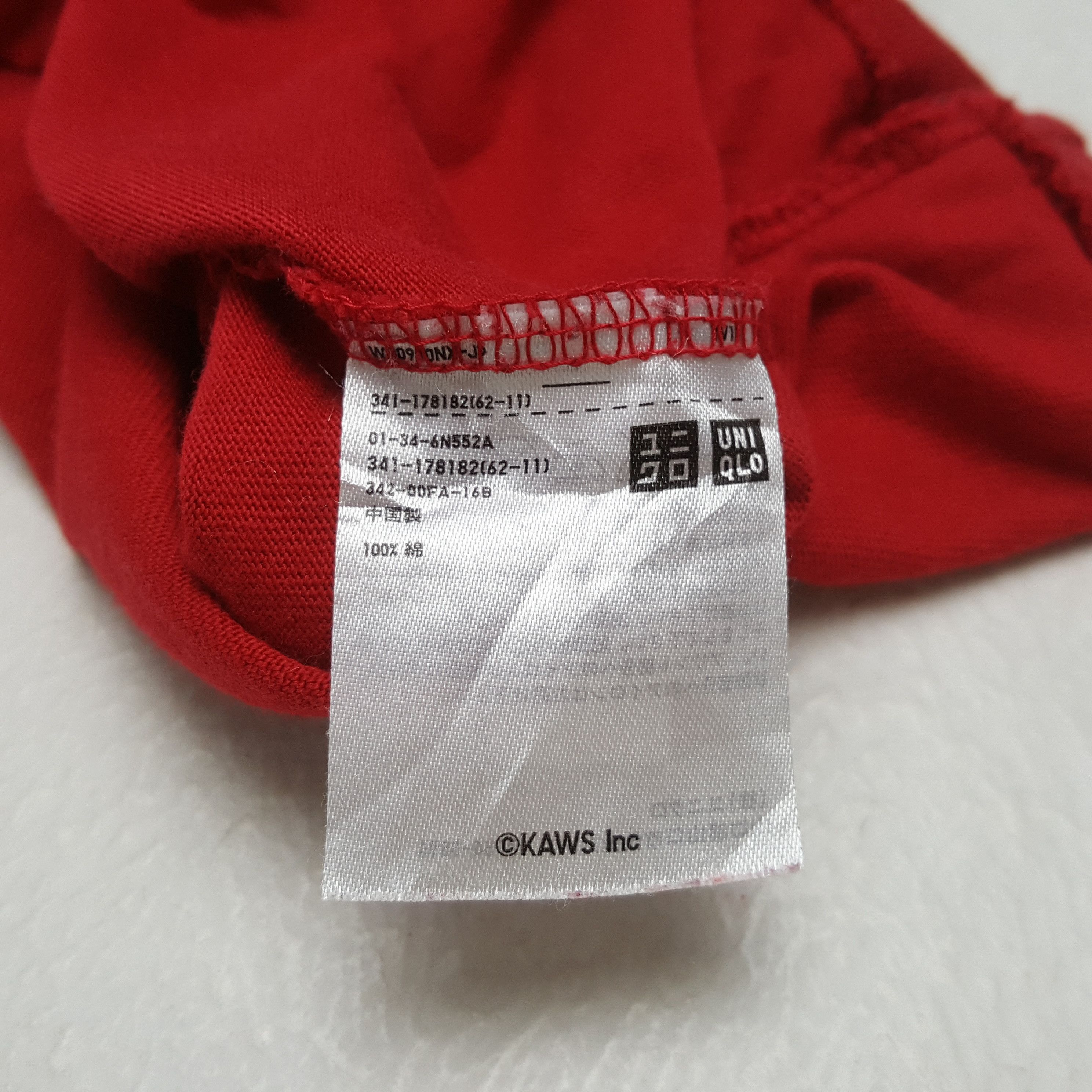 Uniqlo Uniqlo x KAWS Streetwear Style Tshirt RR29 Size US L / EU 52-54 / 3 - 9 Thumbnail