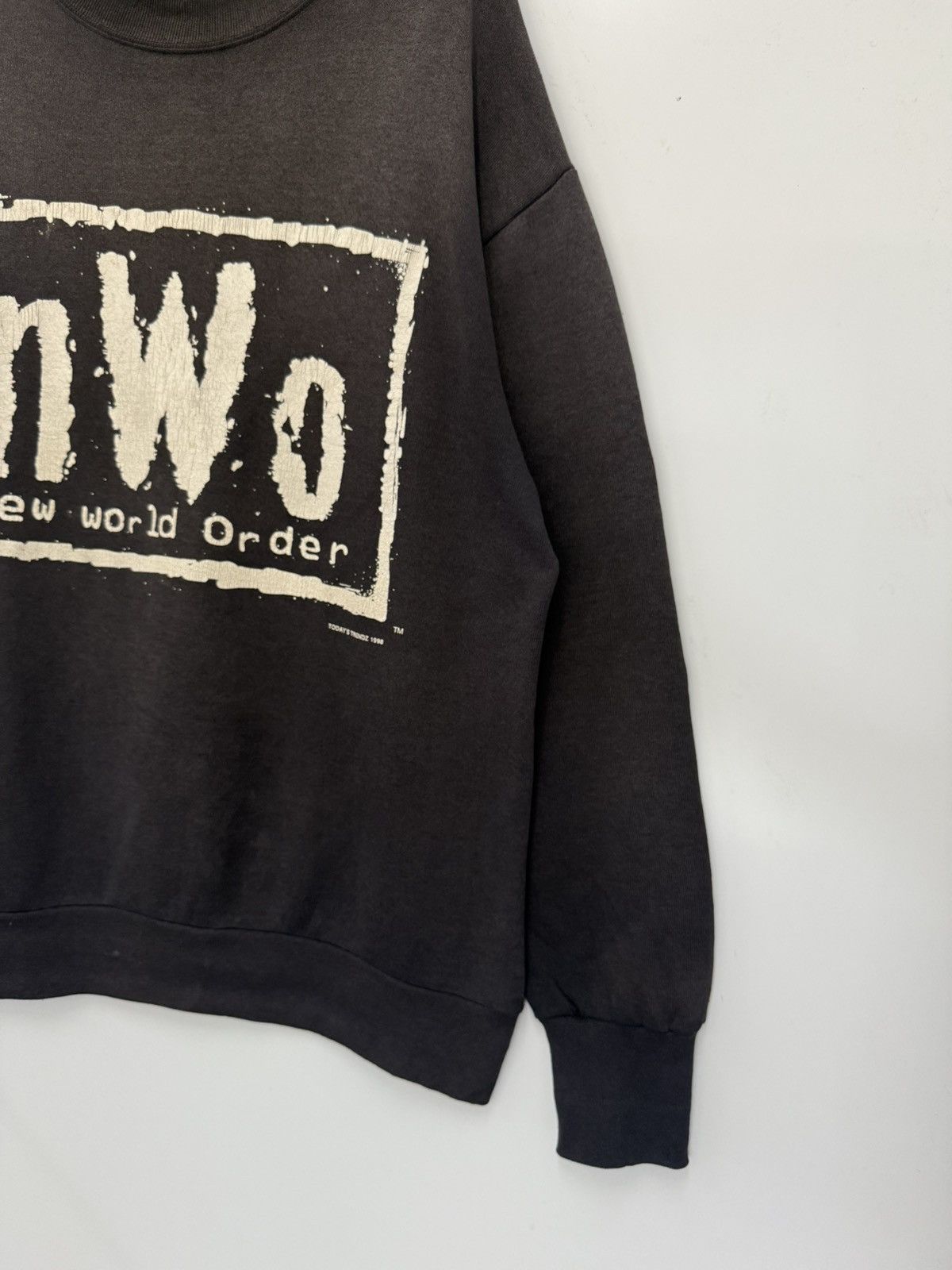 WCW/nWo 🥊 Vtg 90s WCW NWO Distressed Faded Roundneck Sweatshirt - M Size US M / EU 48-50 / 2 - 2 Thumbnail
