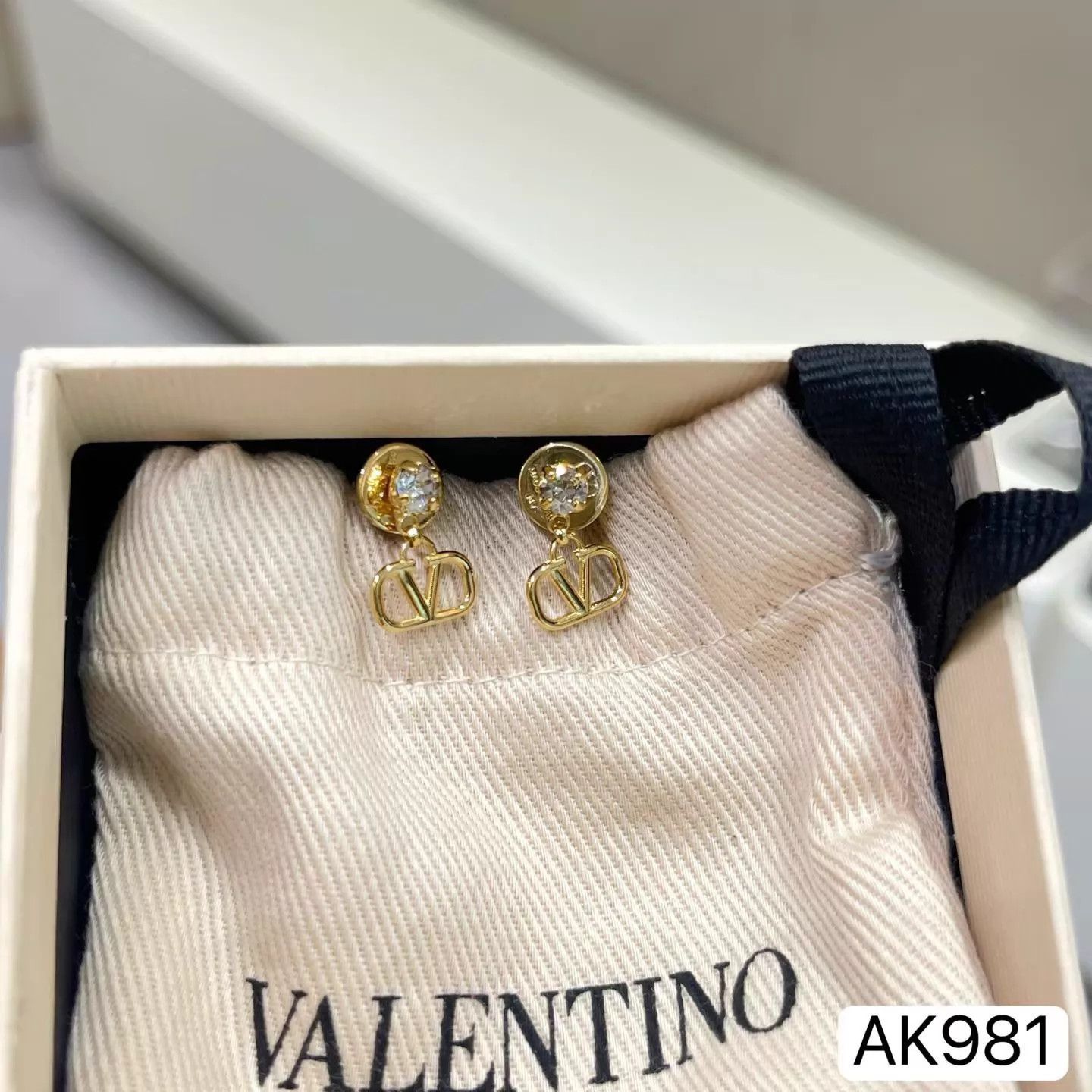 Valentino VALENTINO VLOGO SIGNATURE Gold Diamond V Earrings AK981 Size ONE SIZE - 5 Thumbnail