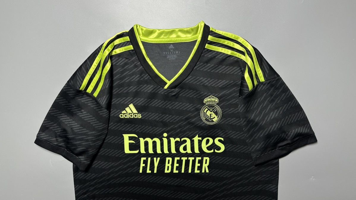 Adidas REAL MADRID ADIDAS 2022/2023 FOOTBALL THIRD JERSEY #8 KROOS Size US M / EU 48-50 / 2 - 3 Thumbnail