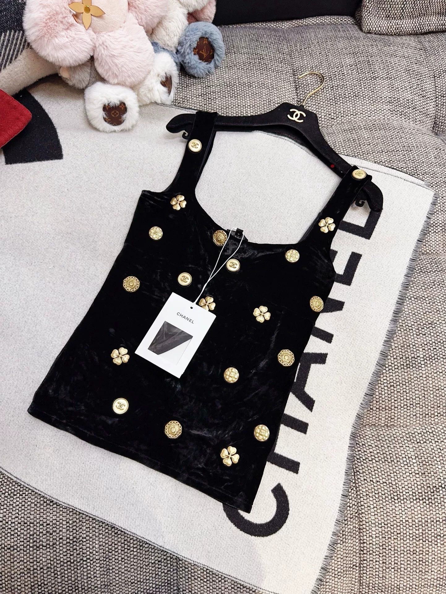 Chanel black velvet sleeveless top with gold embellishments Size US M / EU 48-50 / 2 - 1 Thumbnail