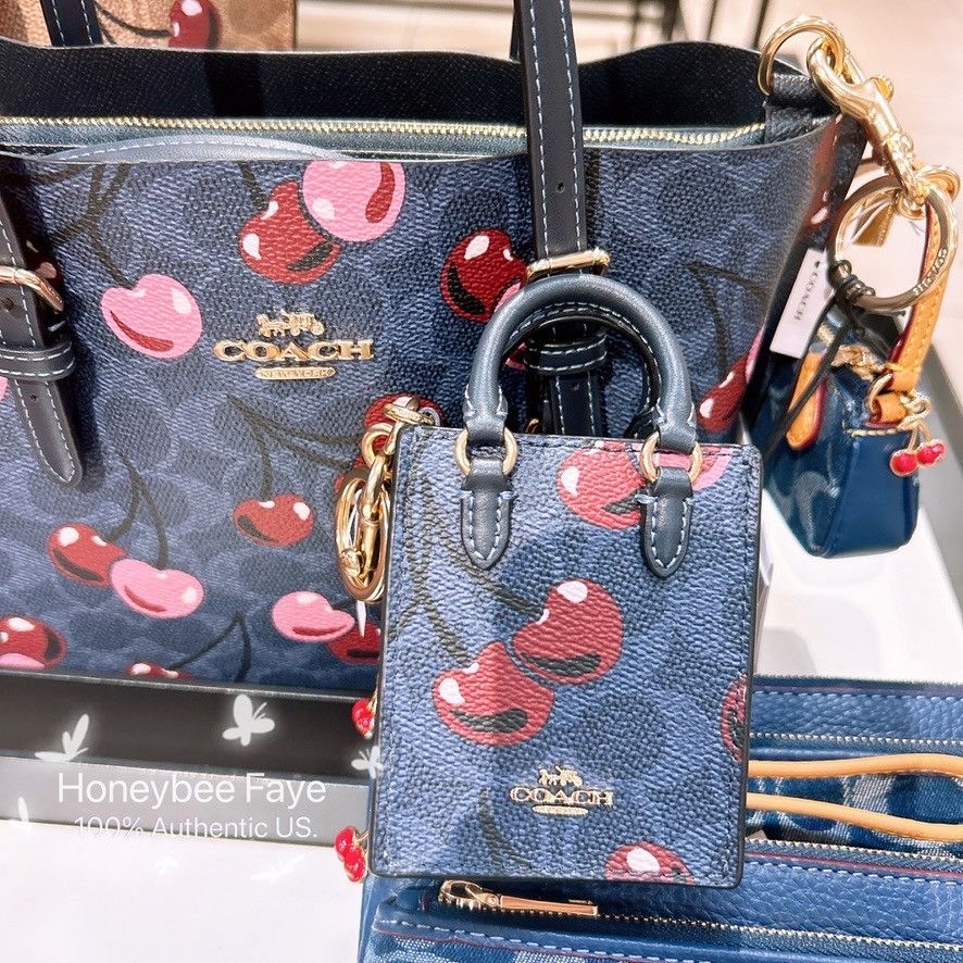 ショルダーバッグ・ポシェット COACH Mini Tote Bag Charm With Cherry Print CZ084 COACH® | Mini Tabby Bag Charm With Cherry Print