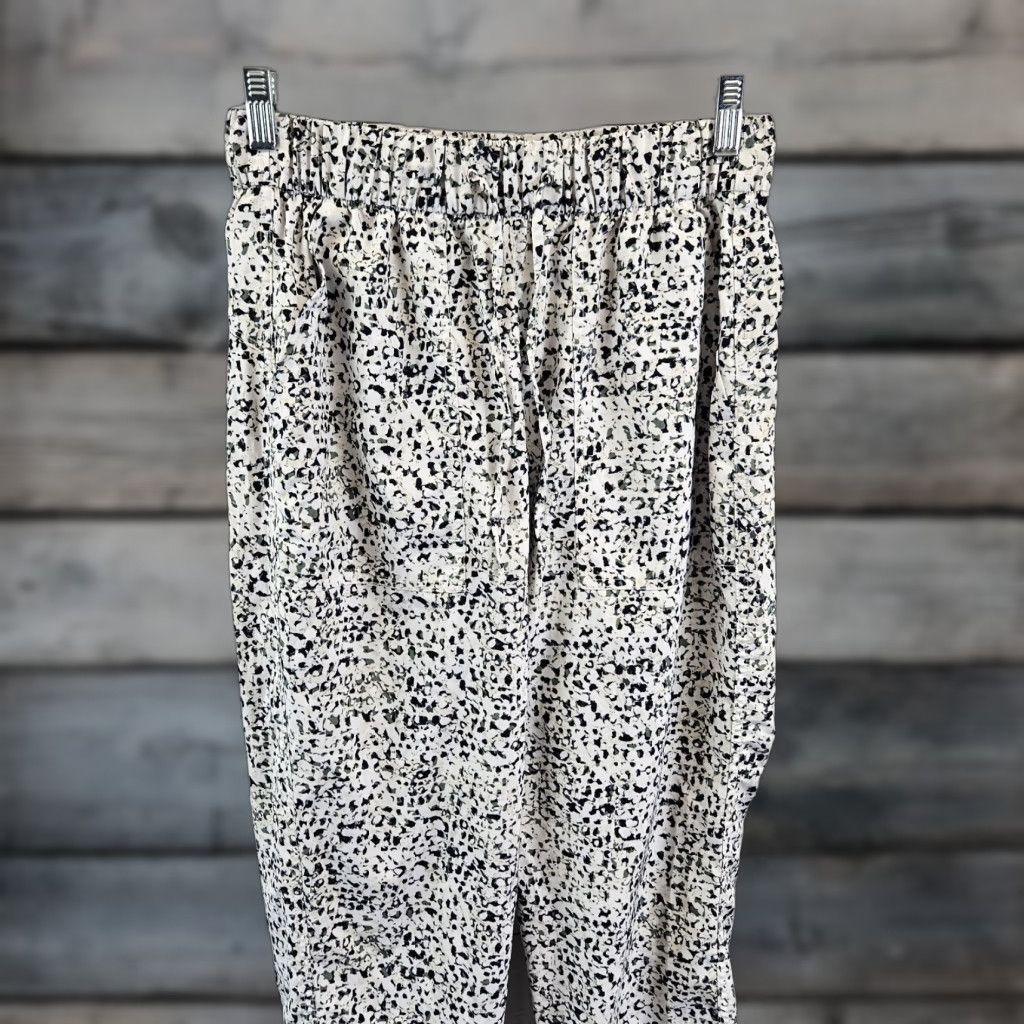 Old Navy Old Navy Active Womens StretchTech Cropped Pants Sz Medium White Green Size 32" / US 10 / IT 46 - 1 Thumbnail