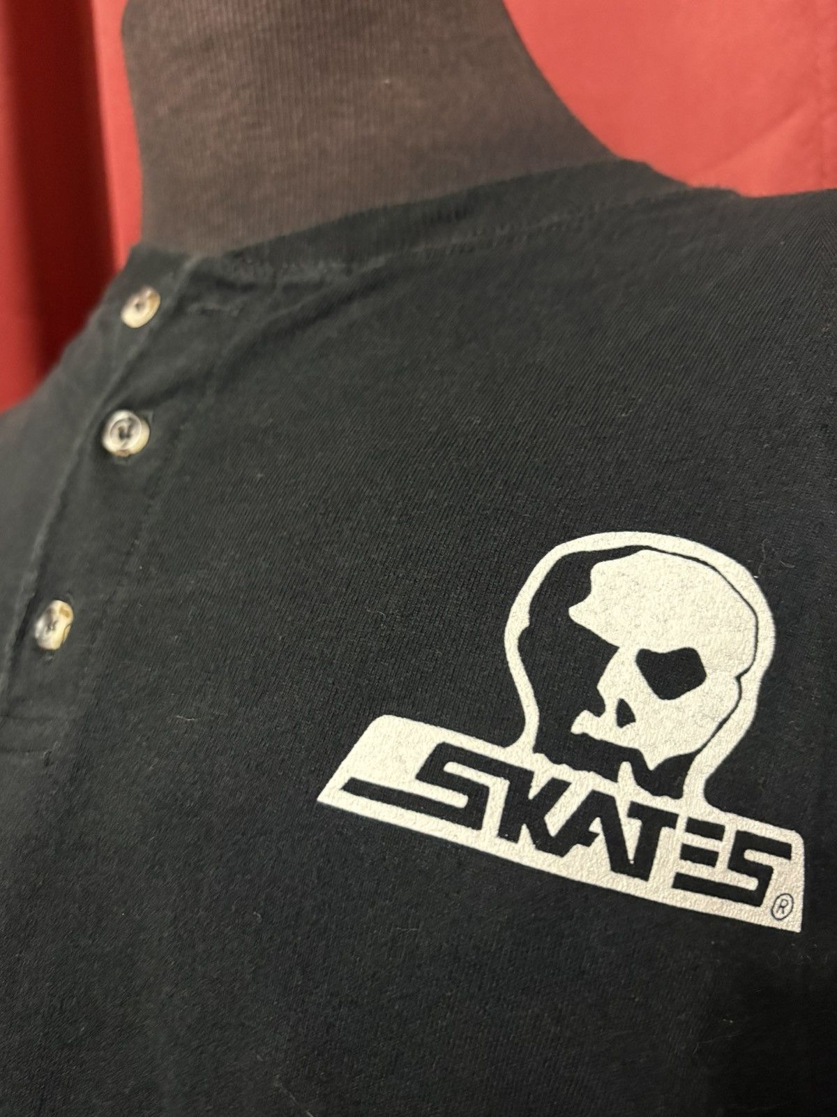 Vintage Vintage Skull Skates Tshirt 90’s Henley Skateboard Tee Size US M / EU 48-50 / 2 - 3 Thumbnail