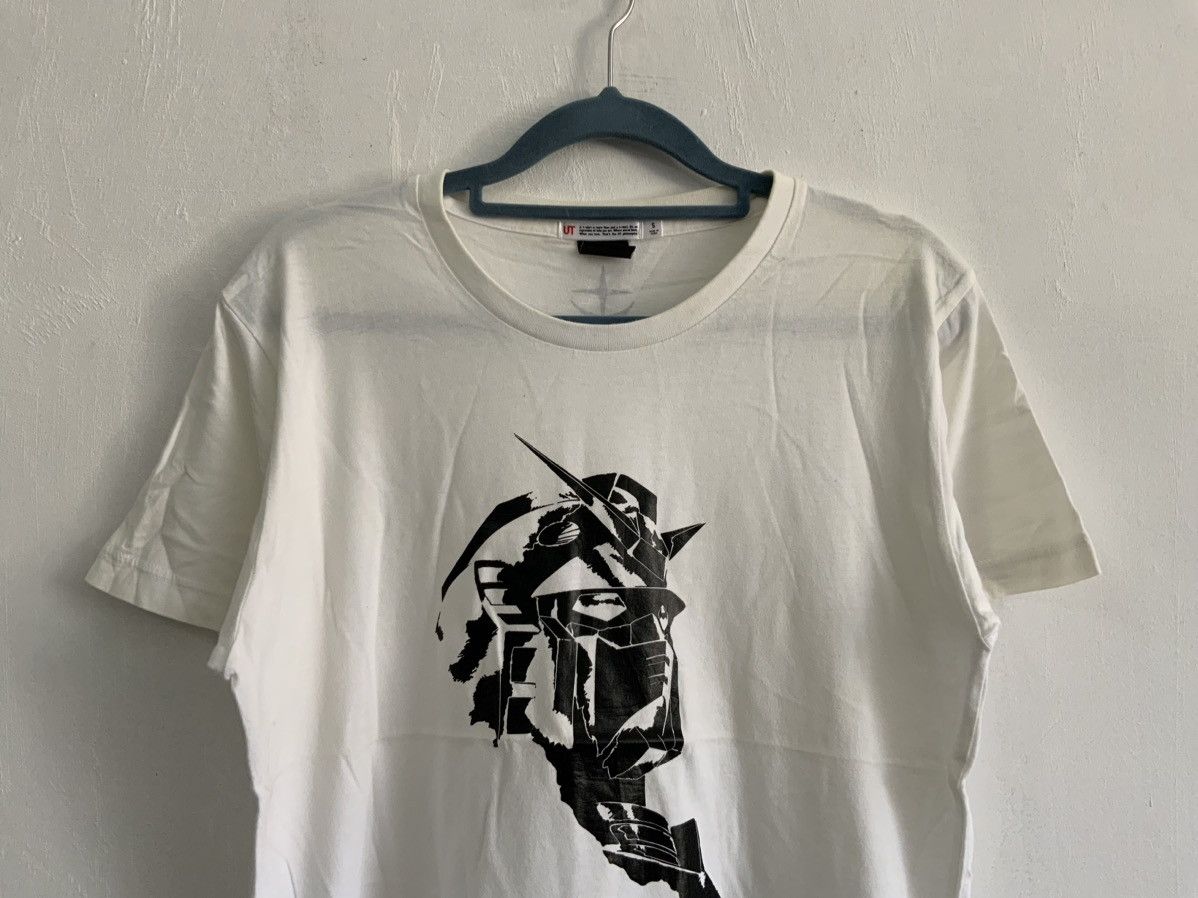 Uniqlo Uniqlo Gundam Illustrations Tee Size US S / EU 44-46 / 1 - 3 Thumbnail