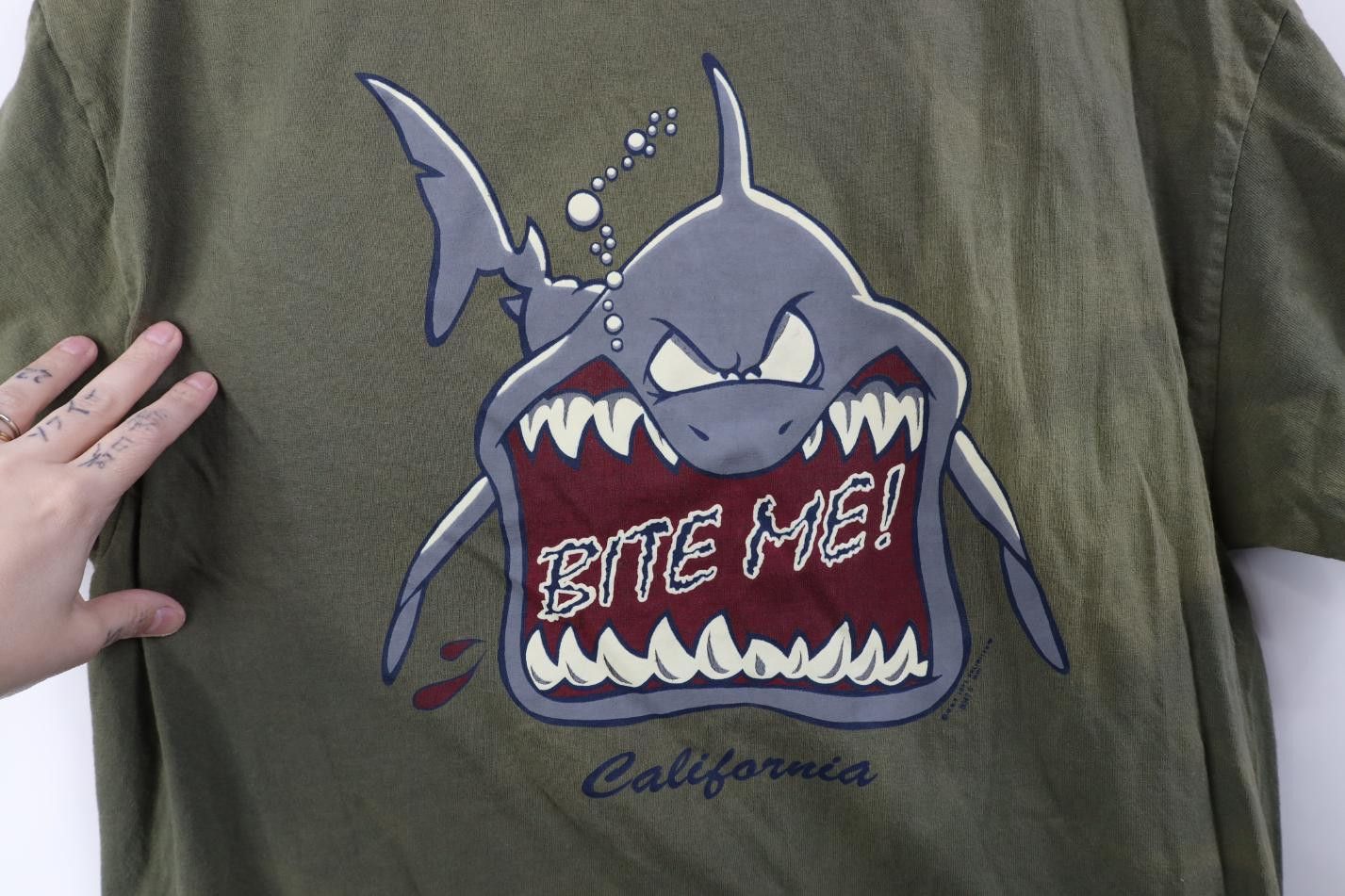 Vintage Vintage 90s Y2K Streetwear Bite Me Shark California T-Shirt Size US L / EU 52-54 / 3 - 14 Thumbnail