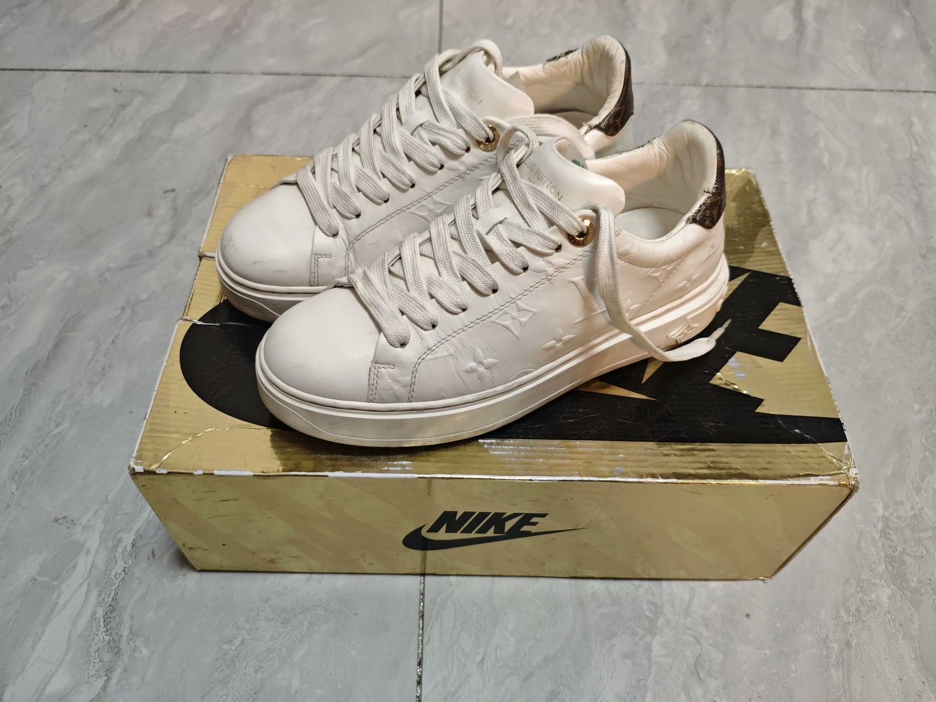 Louis Vuitton Louis Vuitton Lowtop Sneakers us_7 Women Size US 7 / IT 37 - 1 Thumbnail