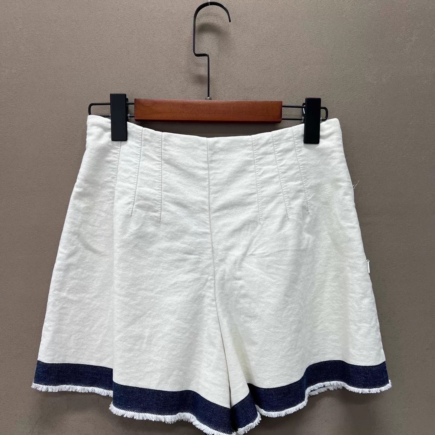Prada Prada White Denim Shorts 98 New 38 Triangle Logo Size 26" / US 2 / IT 38 - 4 Thumbnail