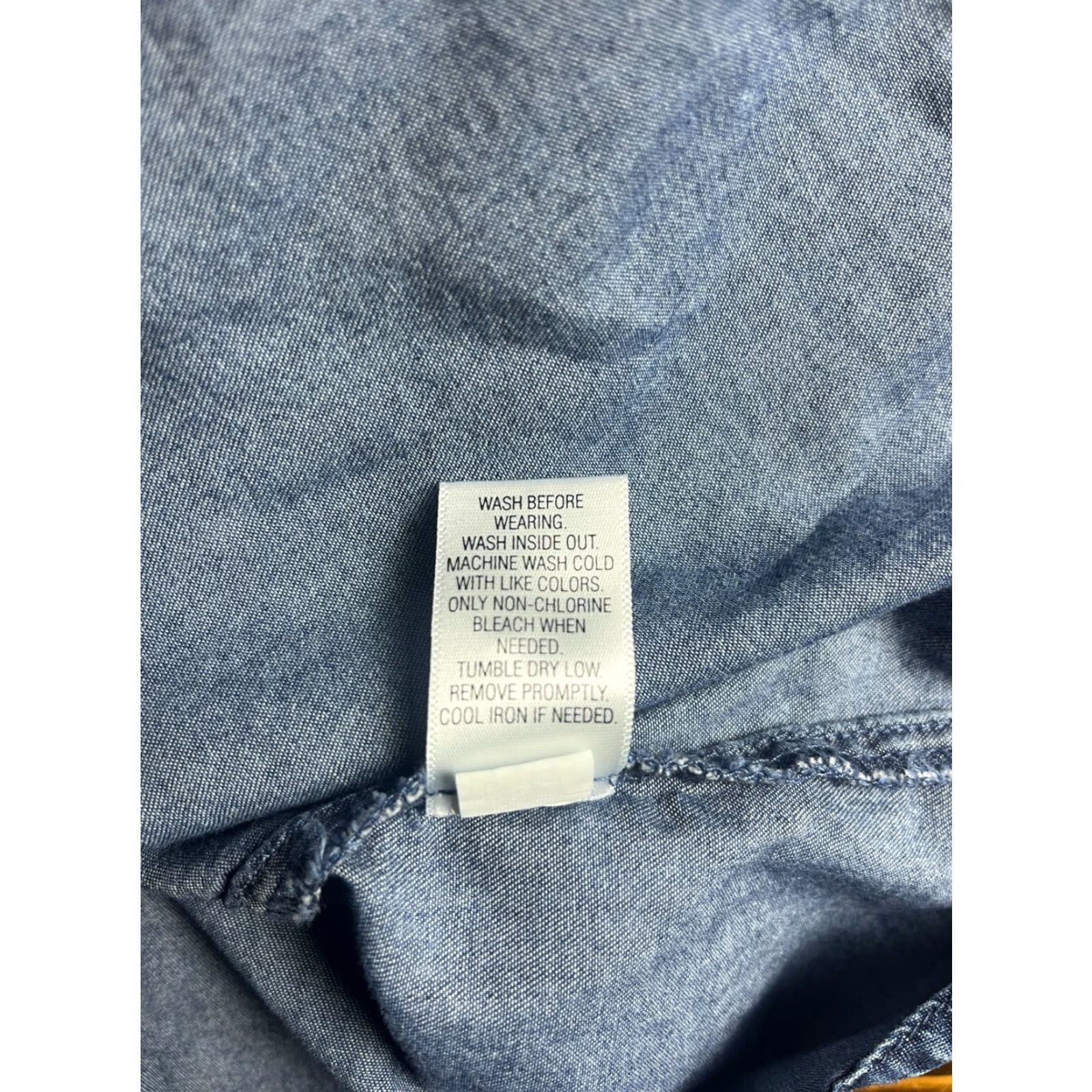 Croft & Barrow Croft & Barrow Shirt Women's Size Small Blue Chambray Button Up Size S / US 4 / IT 40 - 6 Thumbnail