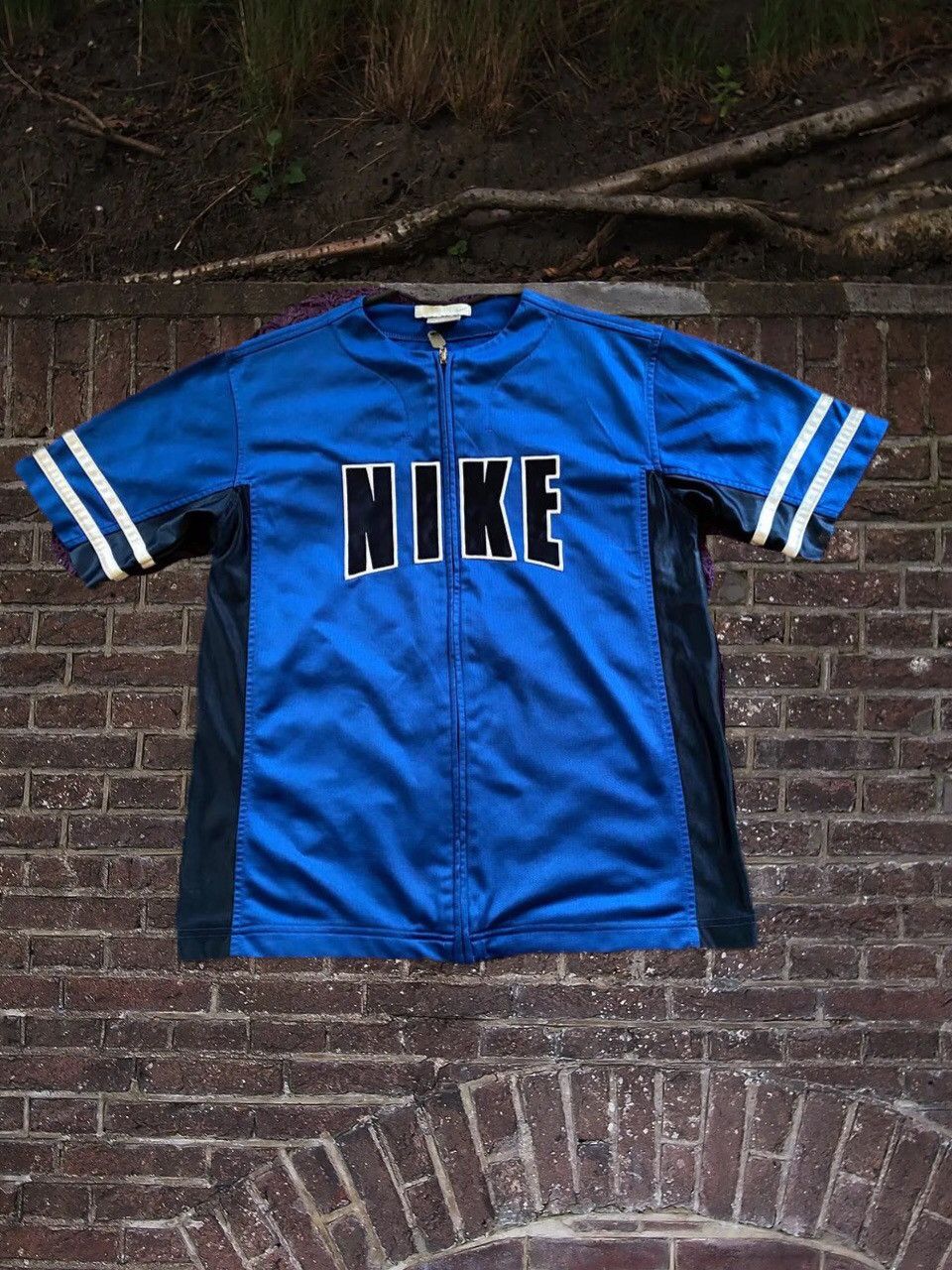 Nike 90s Nike Central Logo Vintage Y2K Retro Tee zip up Size US L / EU 52-54 / 3 - 1 Thumbnail