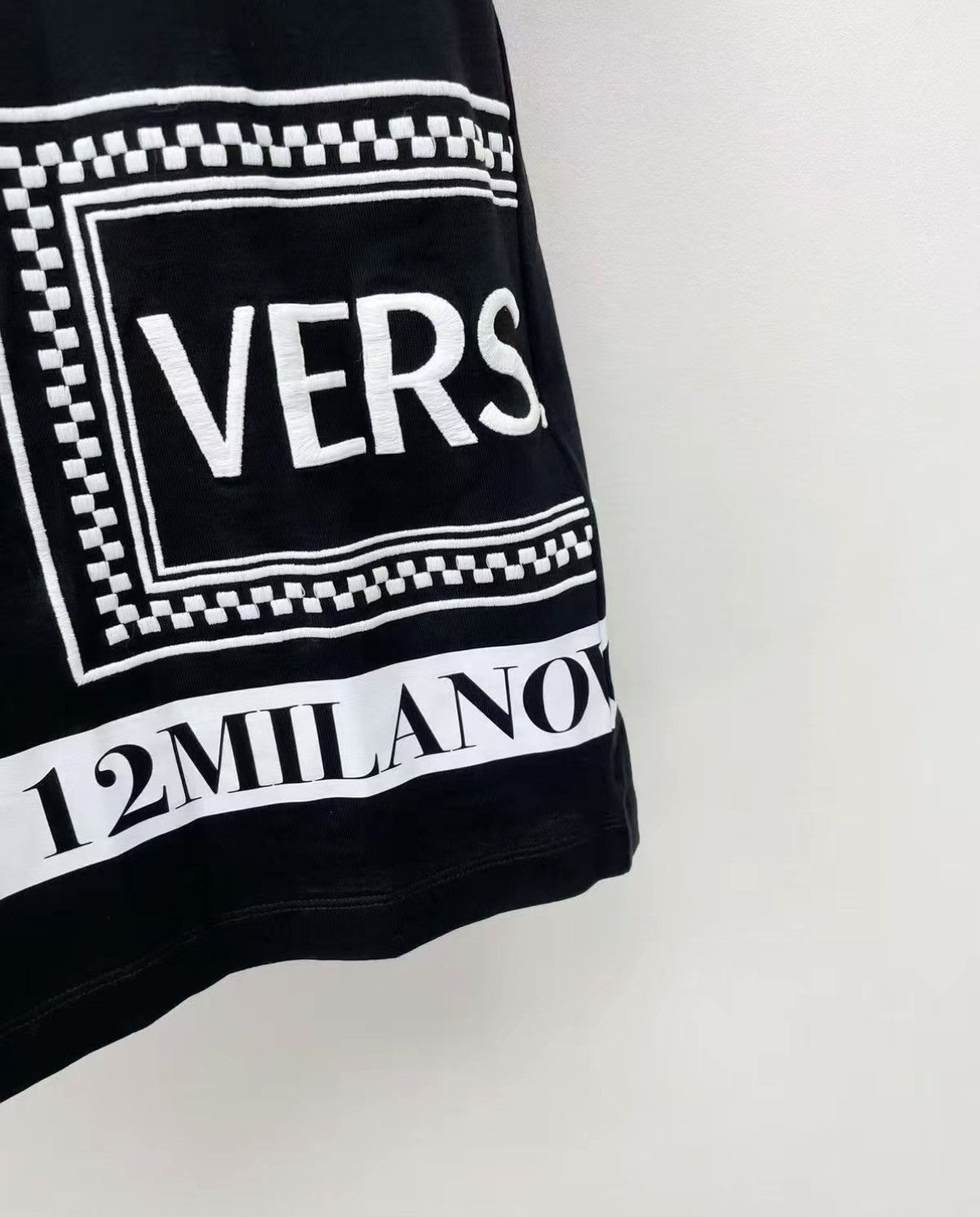 Versace VERSACE Embroidered Short Sleeve T-shirt J30 Size US L / EU 52-54 / 3 - 3 Thumbnail