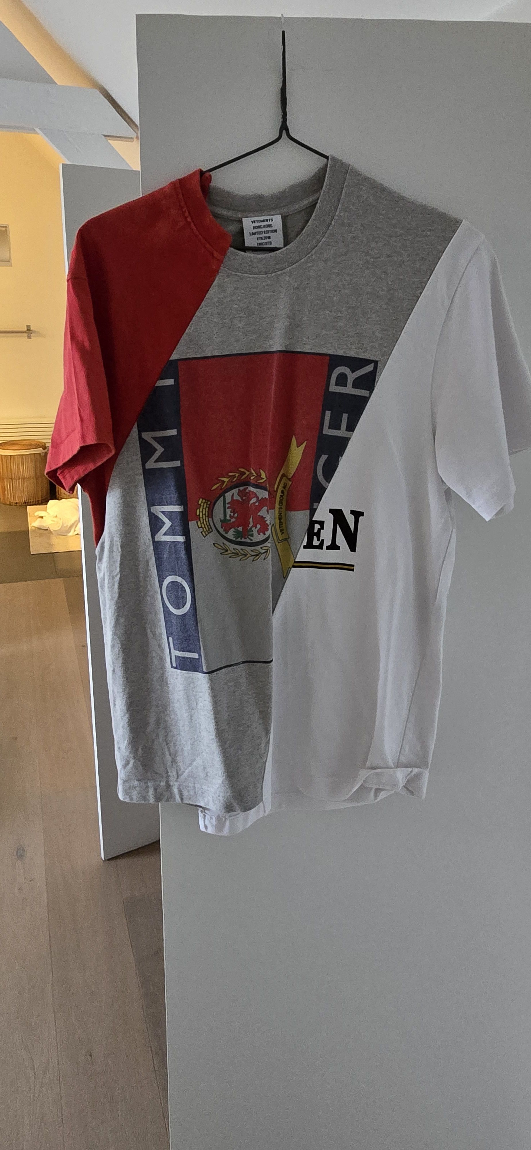 Tommy Hilfiger × Vetements Logo Print Patchwork T-Shirt Size US S / EU 44-46 / 1 - 10 Thumbnail