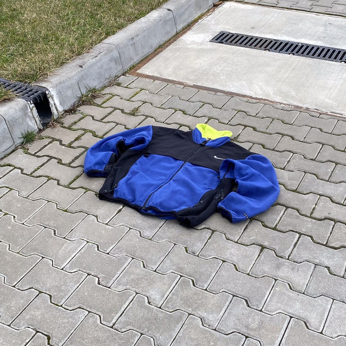 image of Nike Acg Fleece Polartec Deep Pile Sweatshirt in Black/Blue, Men's (Size Medium)