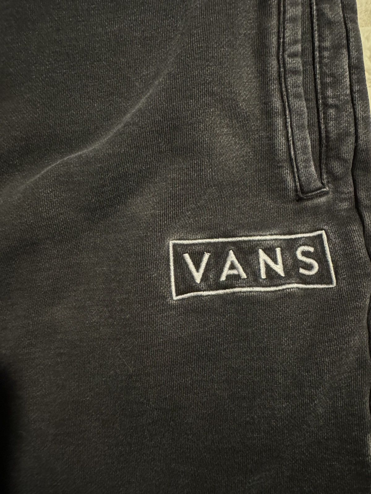 Vans Vans easy wash fleece shorts vintage wash black embroidered Size US 35 - 3 Thumbnail