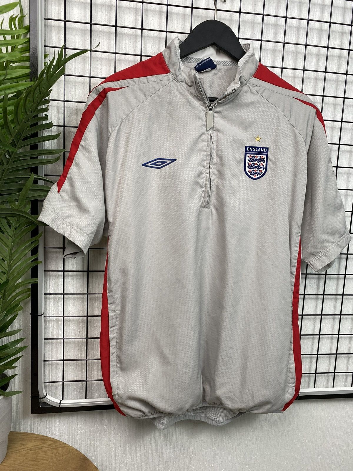 Umbro England Umbro soccer team training jersey L size football Size US L / EU 52-54 / 3 - 2 Thumbnail