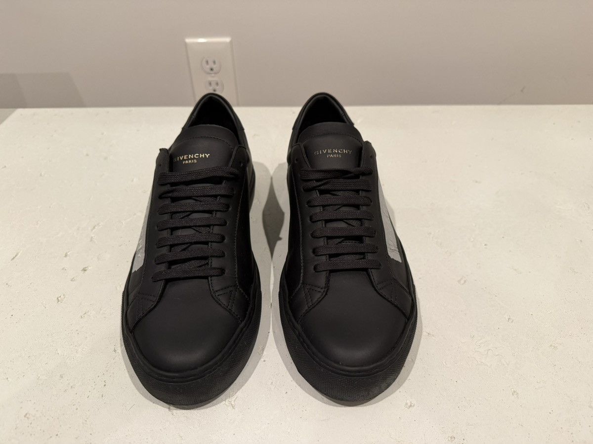 Givenchy Givenchy Low Top Leather Sneaker Size US 8.5 / EU 41-42 - 9 Thumbnail