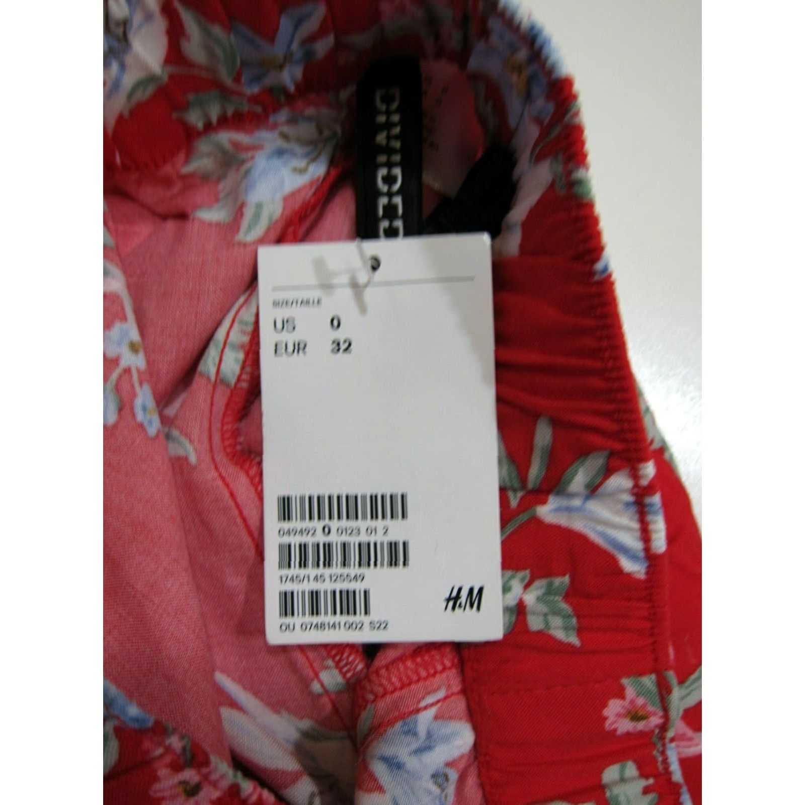 H&M NWT H&M 100% Rayon Red Floral High Rise Waist Short Women 0/4 Pocket Side Pockets 23" Waist 28" Stretched 36" Hip Inseam 2" Rise Beige? Wait no. Size 40" / US 18 - 4 Thumbnail
