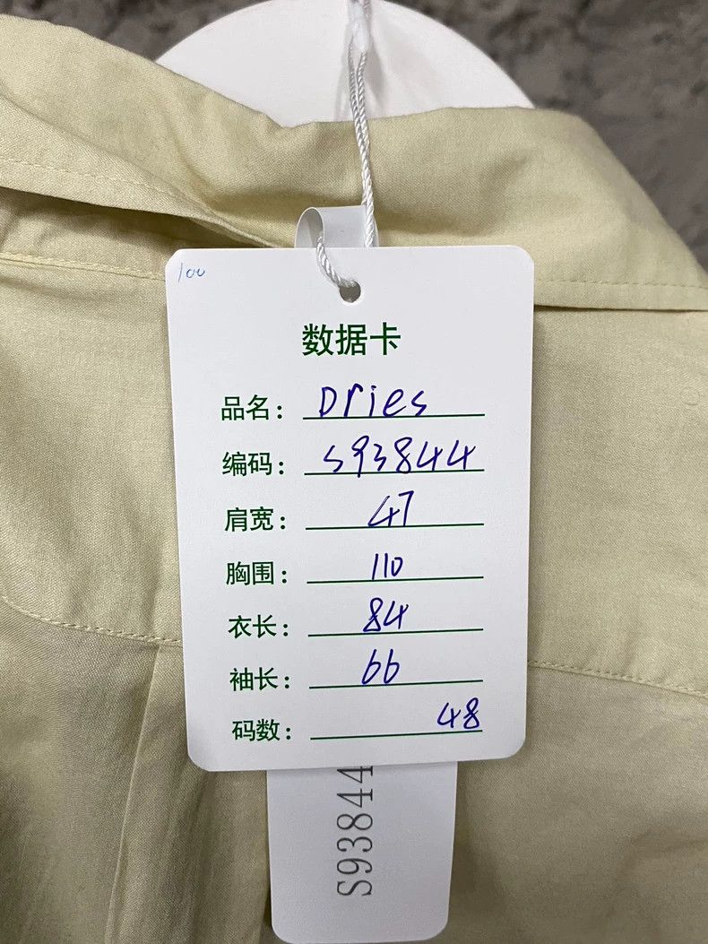 DRIES VAN NOTEN A white long-sleeved shirt coat