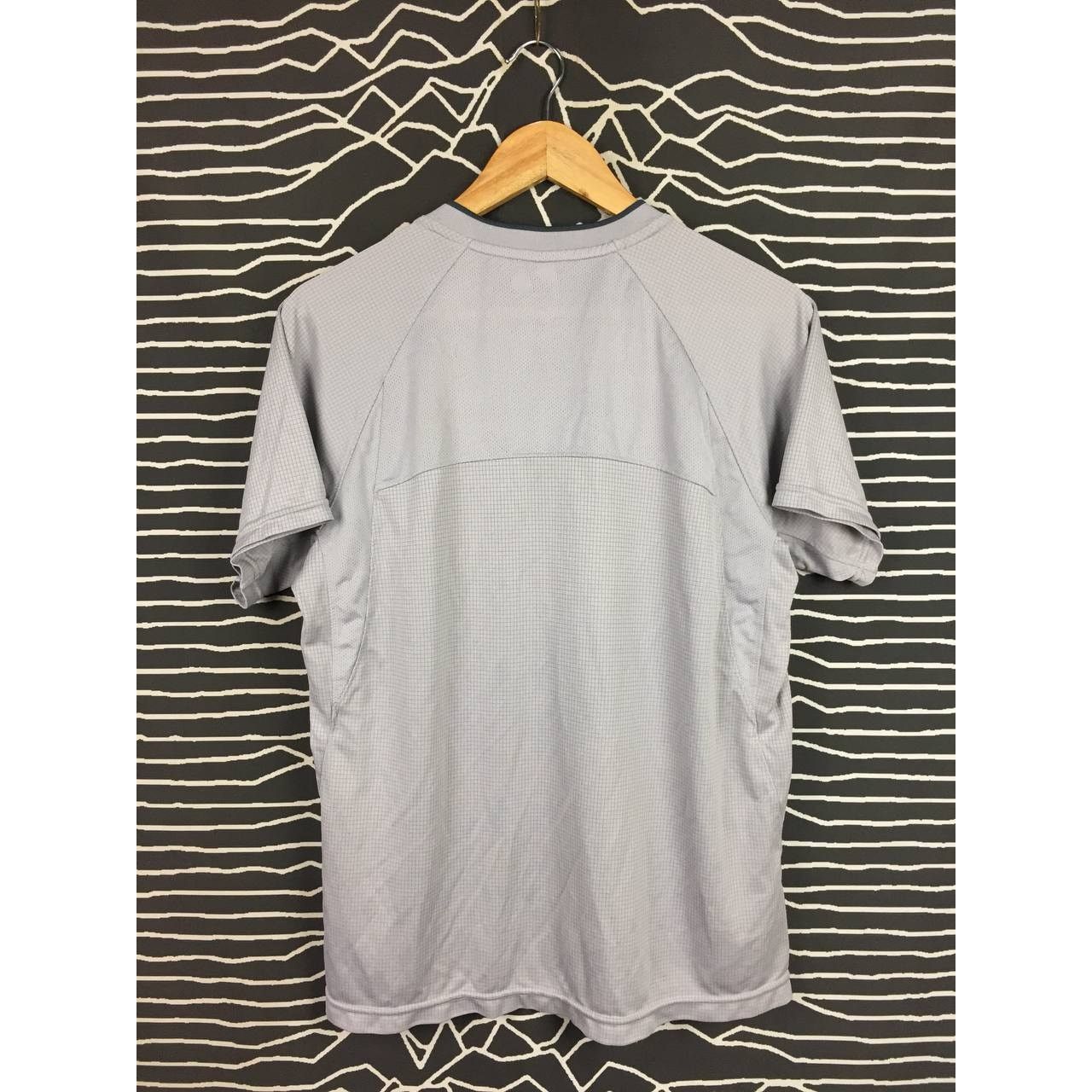 Japanese Brand × Uniqlo Uniqlo Body Tech V-Neck Activewear Jersey Size L Size US L / EU 52-54 / 3 - 5 Thumbnail