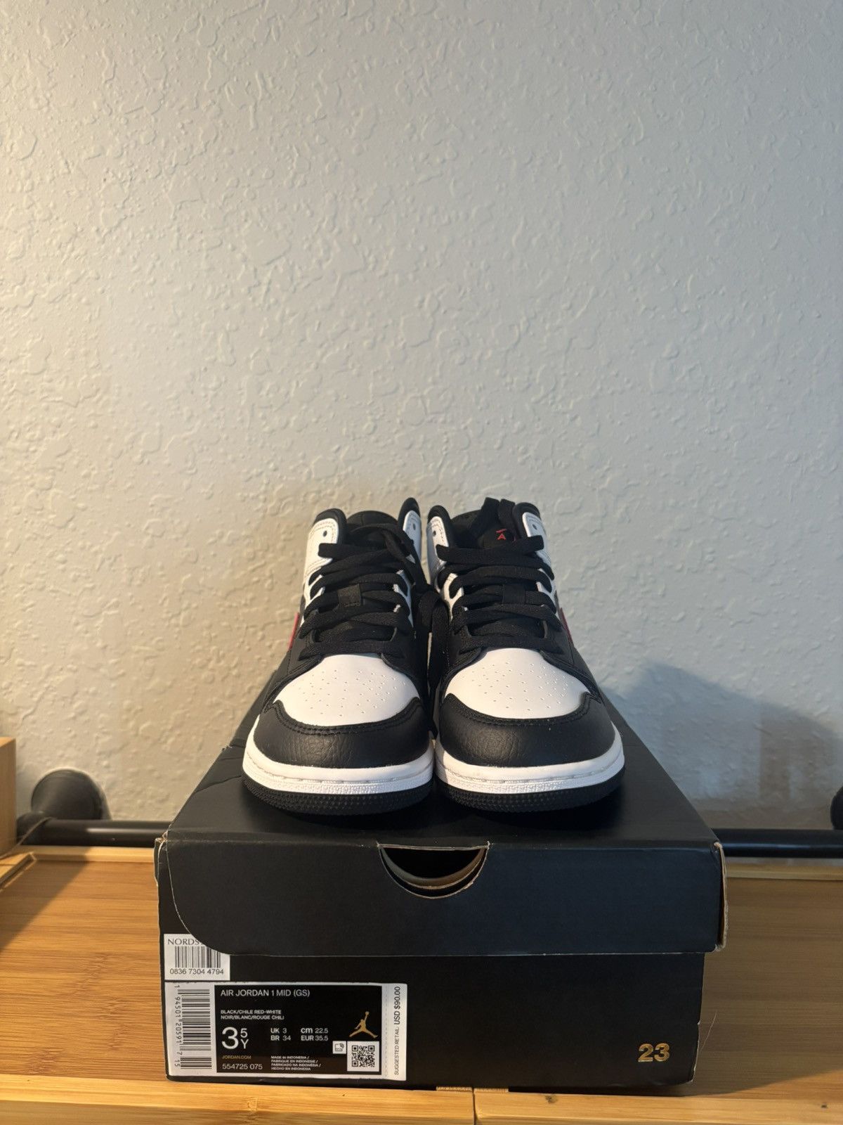 Jordan Brand Jordan 1 Mid White Black Chile Red (GS) US SIZE 3.5Y Size US 5.5 / IT 35.5 - 2 Thumbnail