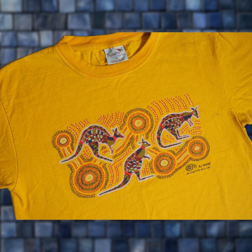 KangaROOS VINTAGE Bulurru Australian Kangaroo Art Yellow Tee T-Shirt M Mens 90s Kangaroo Graphic Print Short Sleeve Crew Neck Cotton Yellow XL? (Wait) Size US M / EU 48-50 / 2 - 1 Thumbnail